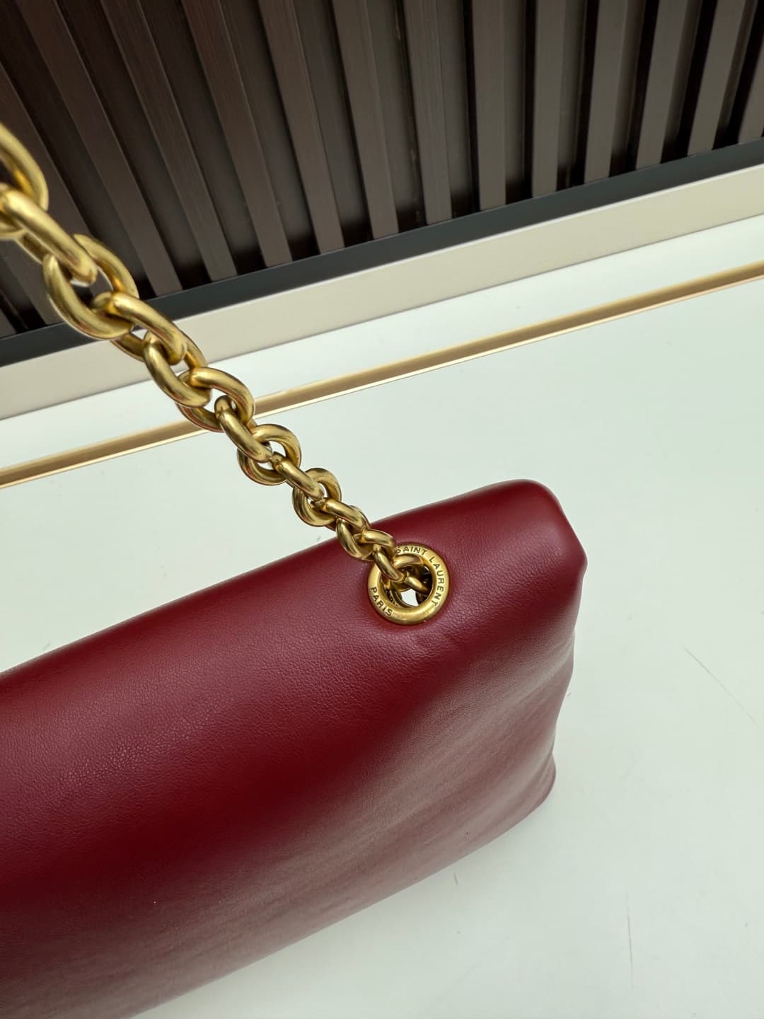 C8625 New model 💰 Leather Vintage Saint Laurent envelope bag 25. This bag features an envelope-shaped design with textured leather, and the golden YSL logo is highly recognizable. It comes with a detachable chain strap, combining the elegance of a handbag — image 5