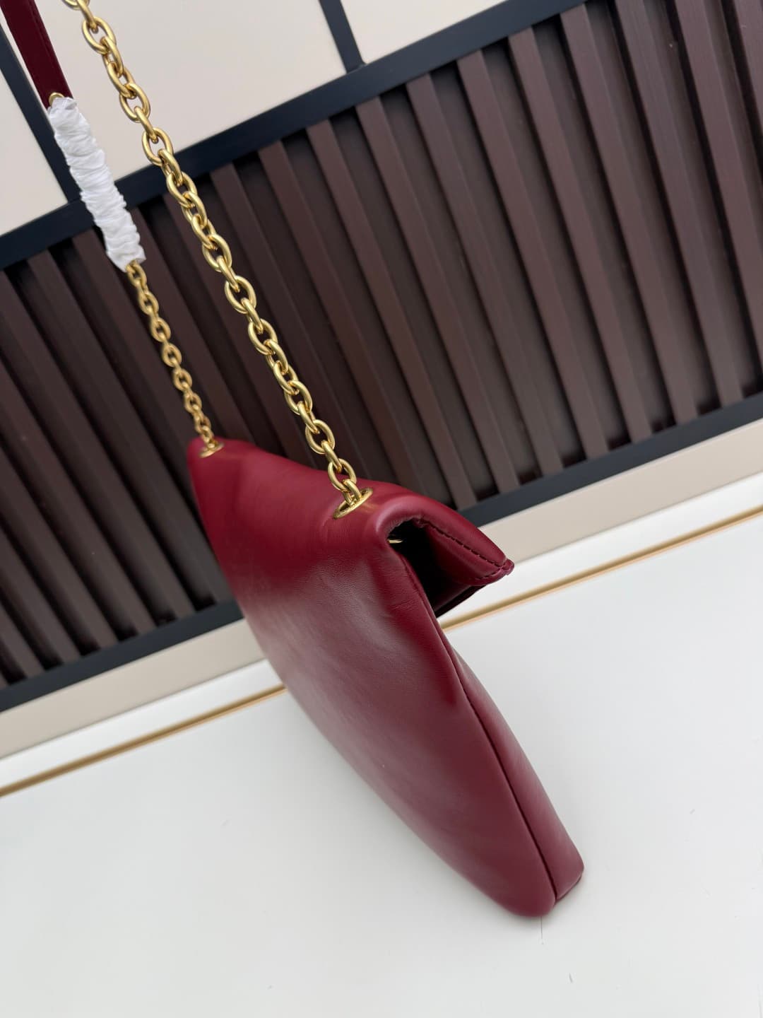 C8625 New model 💰 Leather Vintage Saint Laurent envelope bag 25. This bag features an envelope-shaped design with textured leather, and the golden YSL logo is highly recognizable. It comes with a detachable chain strap, combining the elegance of a handbag — image 3