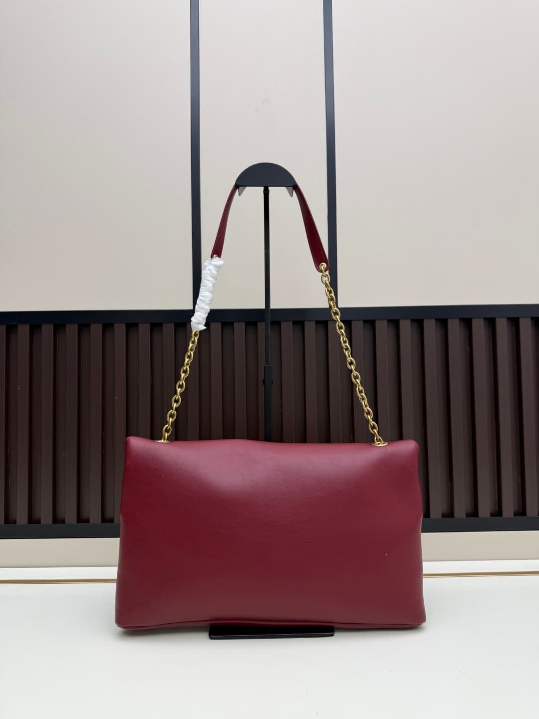 C8625 New model 💰 Leather Vintage Saint Laurent envelope bag 25. This bag features an envelope-shaped design with textured leather, and the golden YSL logo is highly recognizable. It comes with a detachable chain strap, combining the elegance of a handbag — image 2