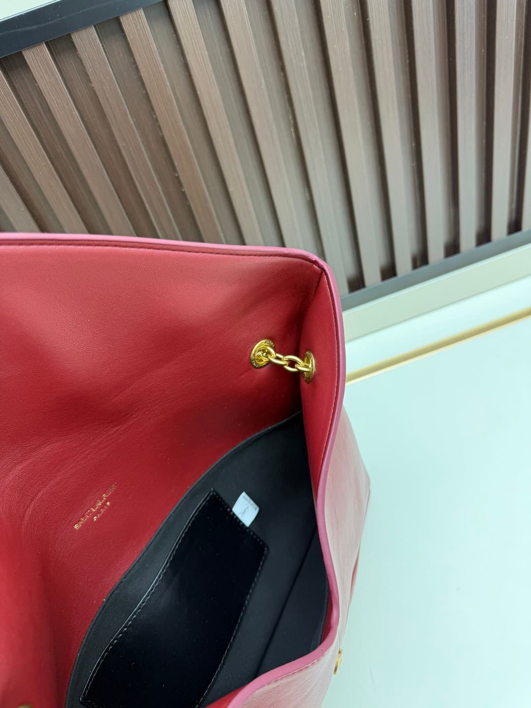 C8625 New model 💰 Leather Vintage Saint Laurent envelope bag 25. This bag features an envelope-shaped design with textured leather, and the golden YSL logo is highly recognizable. It comes with a detachable chain strap, combining the elegance of a handbag — image 8