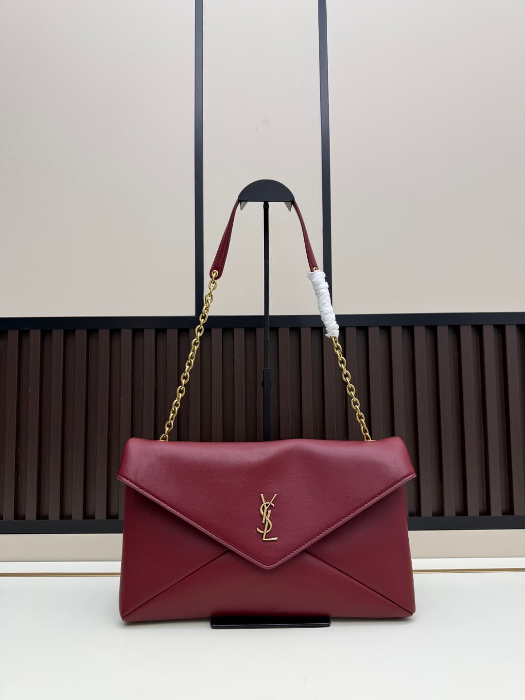 C8623 New model 💰 Leather Vintage/Retro Saint Laurent envelope bag 25. This bag features an envelope-style design with textured leather, and the golden YSL logo is highly recognizable. It comes with a detachable chain strap, combining the elegance of a ha — image 2
