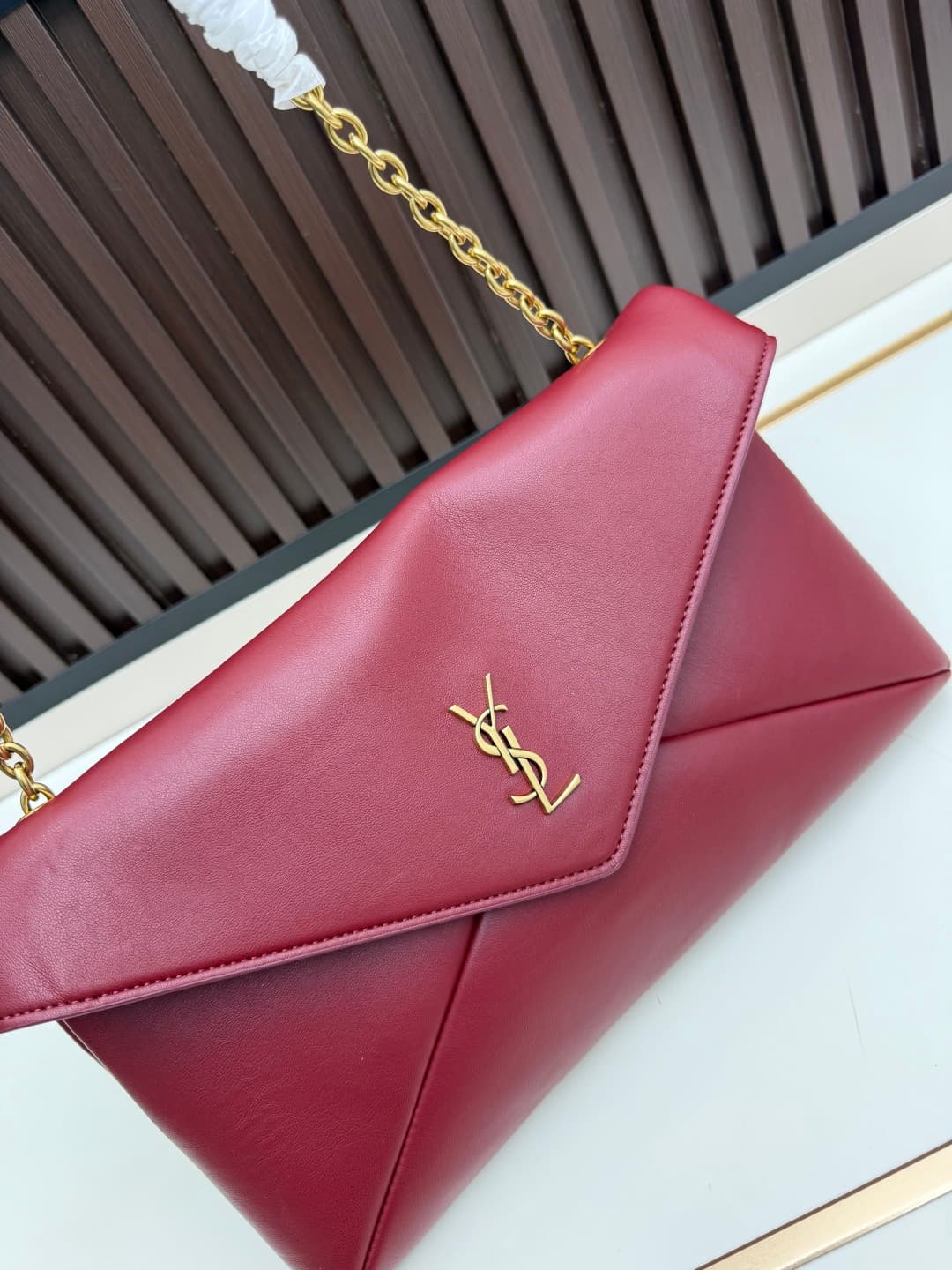 C8625 New model 💰 Leather Vintage Saint Laurent envelope bag 25. This bag features an envelope-shaped design with textured leather, and the golden YSL logo is highly recognizable. It comes with a detachable chain strap, combining the elegance of a handbag — image 4