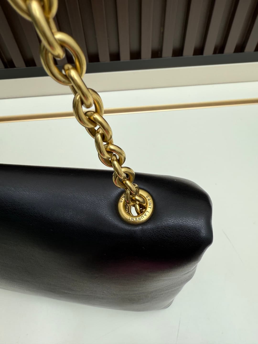 C8624 New model 💰 Leather Vintage/retro Saint Laurent envelope handbag 25. This handbag features an envelope-shaped design with textured leather, and the golden YSL logo is highly recognizable. It comes with a detachable chain shoulder strap, combining th — image 5