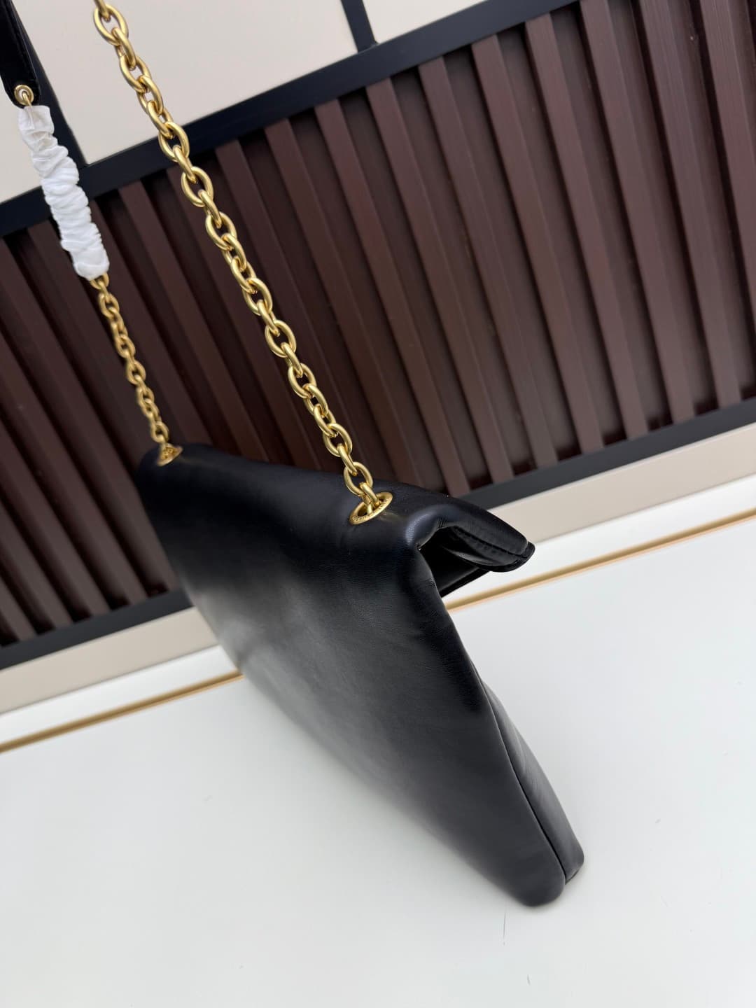 C8624 New model 💰 Leather Vintage/retro Saint Laurent envelope handbag 25. This handbag features an envelope-shaped design with textured leather, and the golden YSL logo is highly recognizable. It comes with a detachable chain shoulder strap, combining th — image 3