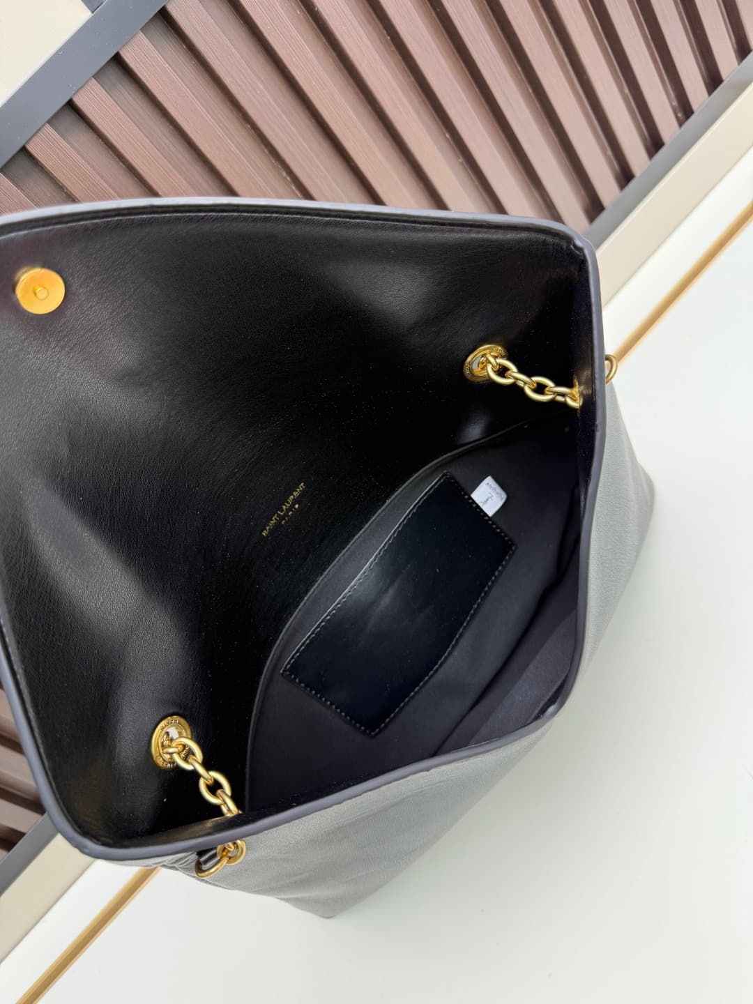 C8624 New model 💰 Leather Vintage/retro Saint Laurent envelope handbag 25. This handbag features an envelope-shaped design with textured leather, and the golden YSL logo is highly recognizable. It comes with a detachable chain shoulder strap, combining th — image 7
