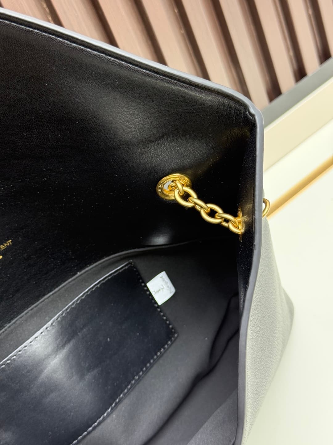 C8624 New model 💰 Leather Vintage/retro Saint Laurent envelope handbag 25. This handbag features an envelope-shaped design with textured leather, and the golden YSL logo is highly recognizable. It comes with a detachable chain shoulder strap, combining th — image 8