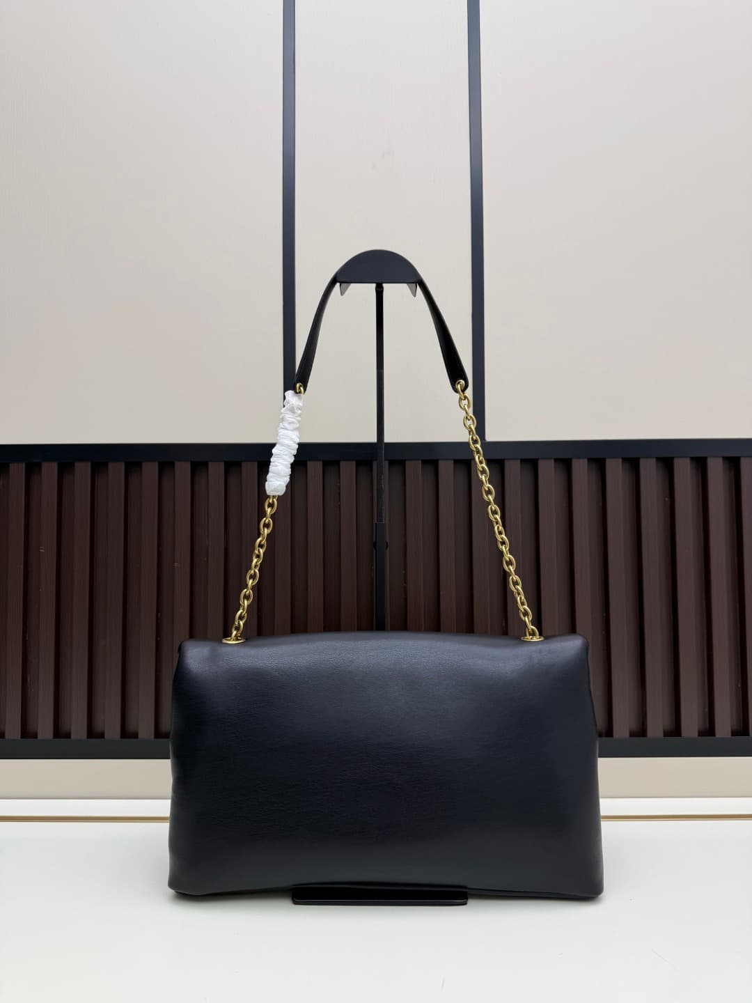 C8624 New model 💰 Leather Vintage/retro Saint Laurent envelope handbag 25. This handbag features an envelope-shaped design with textured leather, and the golden YSL logo is highly recognizable. It comes with a detachable chain shoulder strap, combining th — image 2