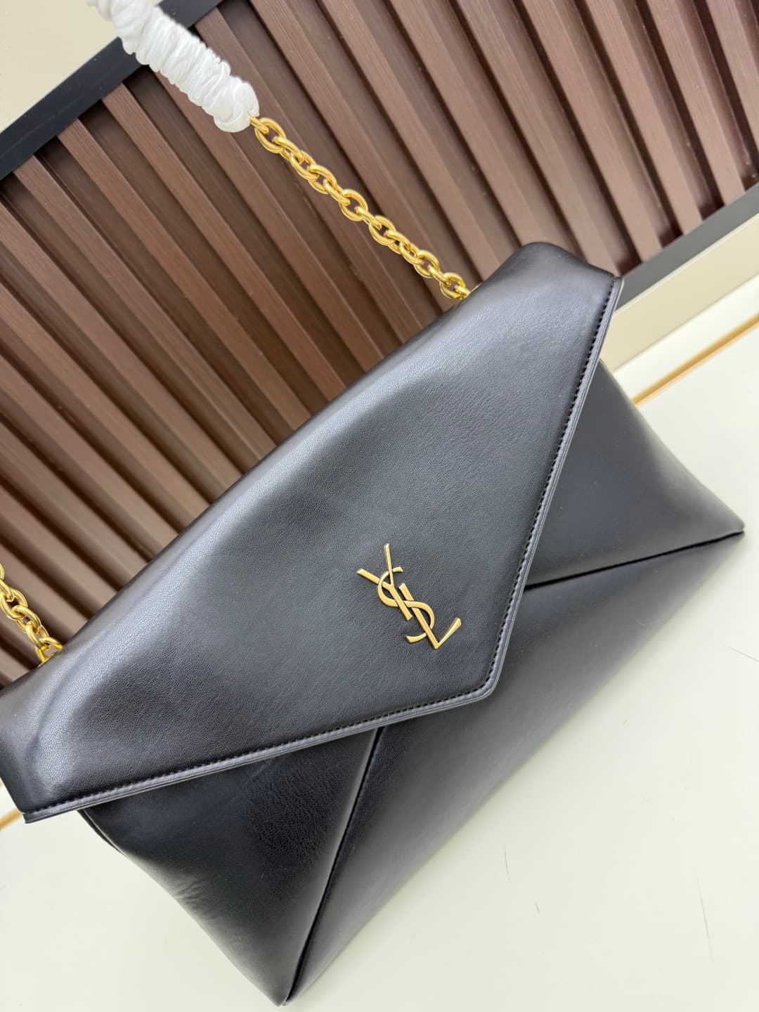 C8624 New model 💰 Leather Vintage/retro Saint Laurent envelope handbag 25. This handbag features an envelope-shaped design with textured leather, and the golden YSL logo is highly recognizable. It comes with a detachable chain shoulder strap, combining th — image 4