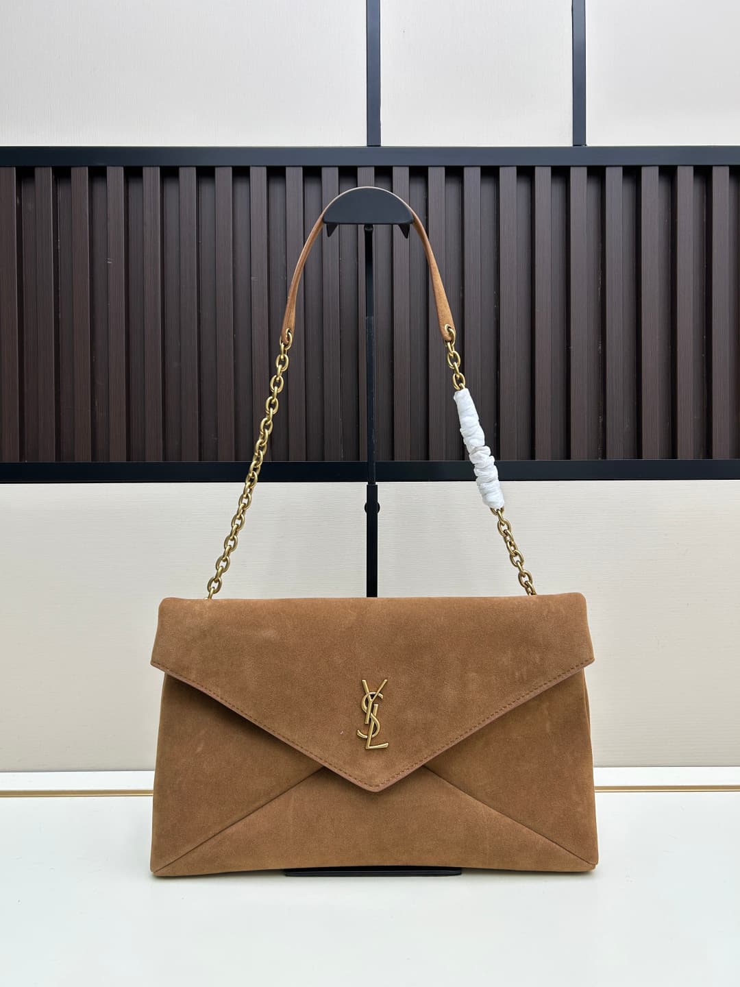 C8623 New model 💰 Leather Vintage/Retro Saint Laurent envelope bag 25. This bag features an envelope-style design with textured leather, and the golden YSL logo is highly recognizable. It comes with a detachable chain strap, combining the elegance of a ha — image 3