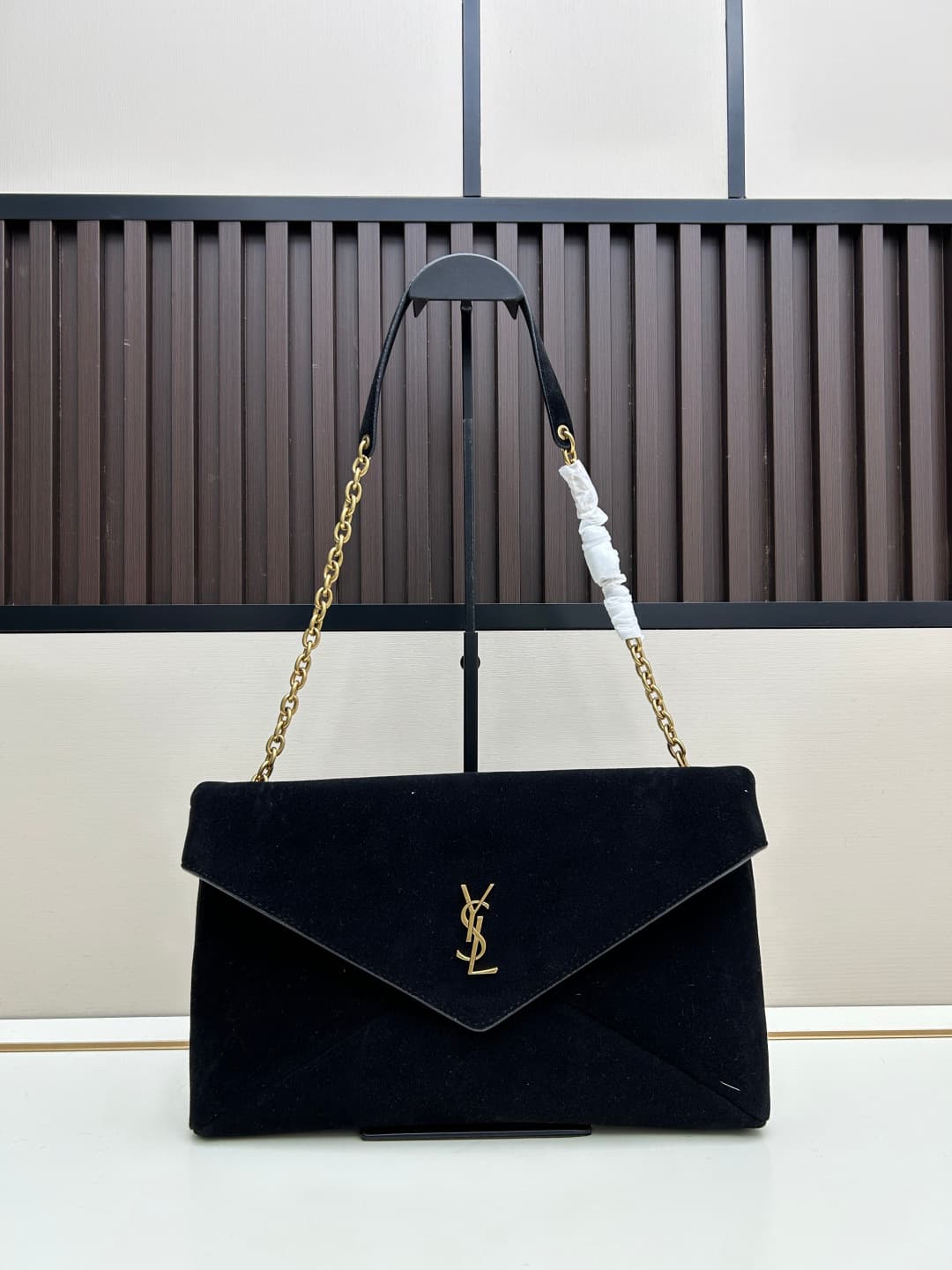 C8623 New model 💰 Leather Vintage/Retro Saint Laurent envelope bag 25. This bag features an envelope-style design with textured leather, and the golden YSL logo is highly recognizable. It comes with a detachable chain strap, combining the elegance of a ha — image 5