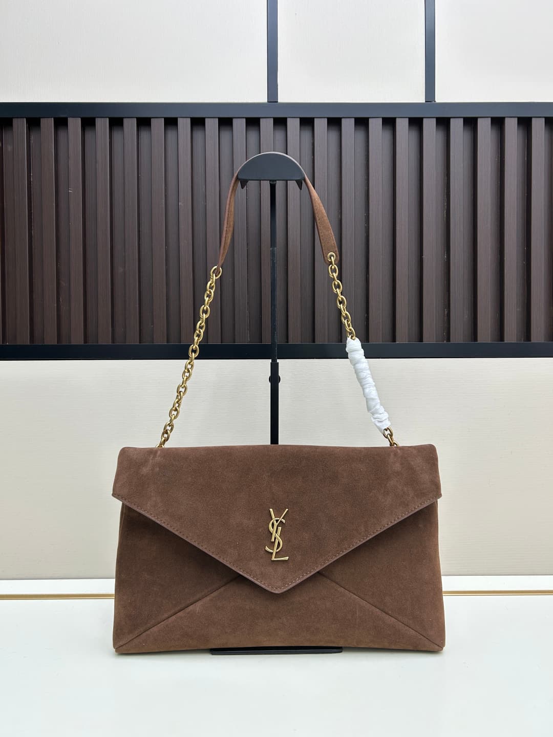 C8623 New model 💰 Leather Vintage/Retro Saint Laurent envelope bag 25. This bag features an envelope-style design with textured leather, and the golden YSL logo is highly recognizable. It comes with a detachable chain strap, combining the elegance of a ha — image 4