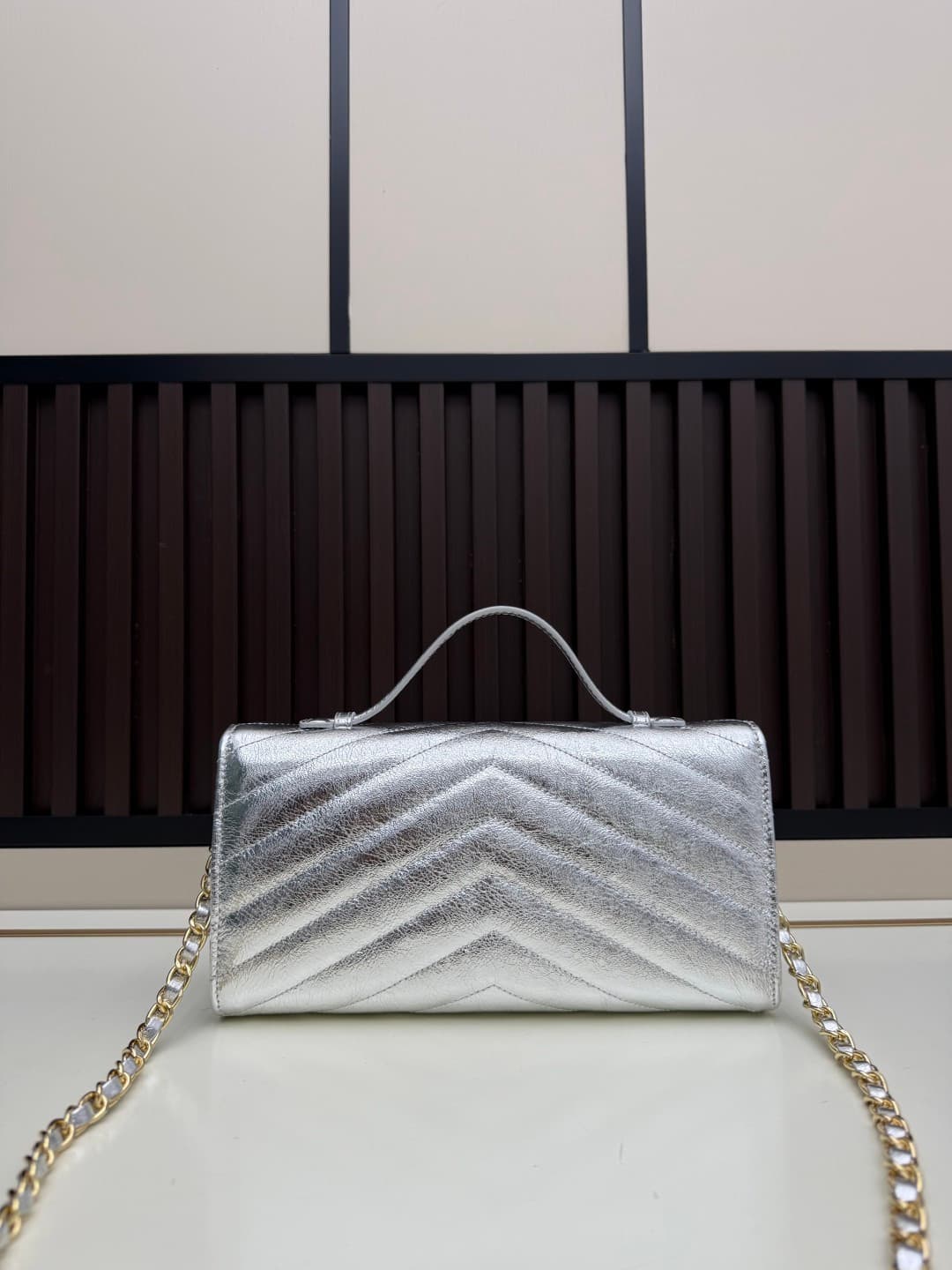 C724 The new OHANEL🚩🚩🚩26X collection/series handbag is a exquisite piece. It blends inspiration with classic brand elements to create a lightweight and practical design made of fine lamb leather🐑, bringing a festive vibe. It features the classic “double C — image 3