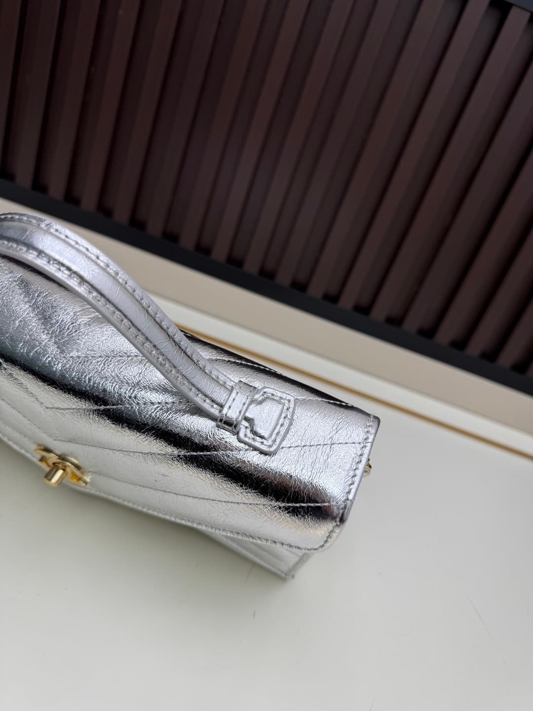 C724 The new OHANEL🚩🚩🚩26X collection/series handbag is a exquisite piece. It blends inspiration with classic brand elements to create a lightweight and practical design made of fine lamb leather🐑, bringing a festive vibe. It features the classic “double C — image 6