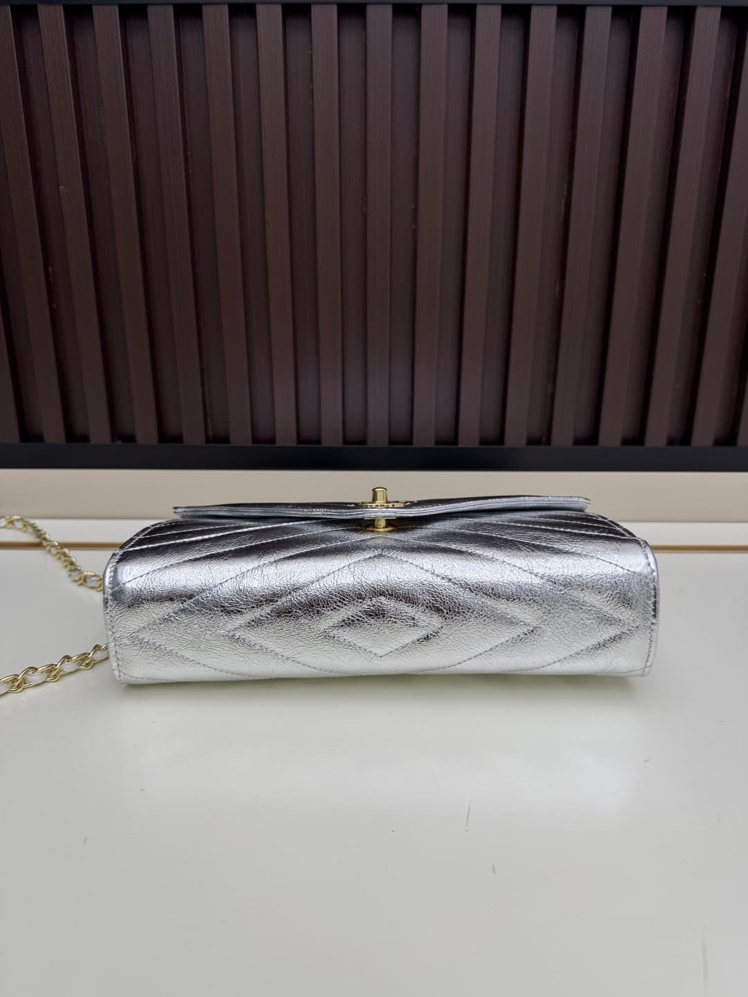 C724 The new OHANEL🚩🚩🚩26X collection/series handbag is a exquisite piece. It blends inspiration with classic brand elements to create a lightweight and practical design made of fine lamb leather🐑, bringing a festive vibe. It features the classic “double C — image 5