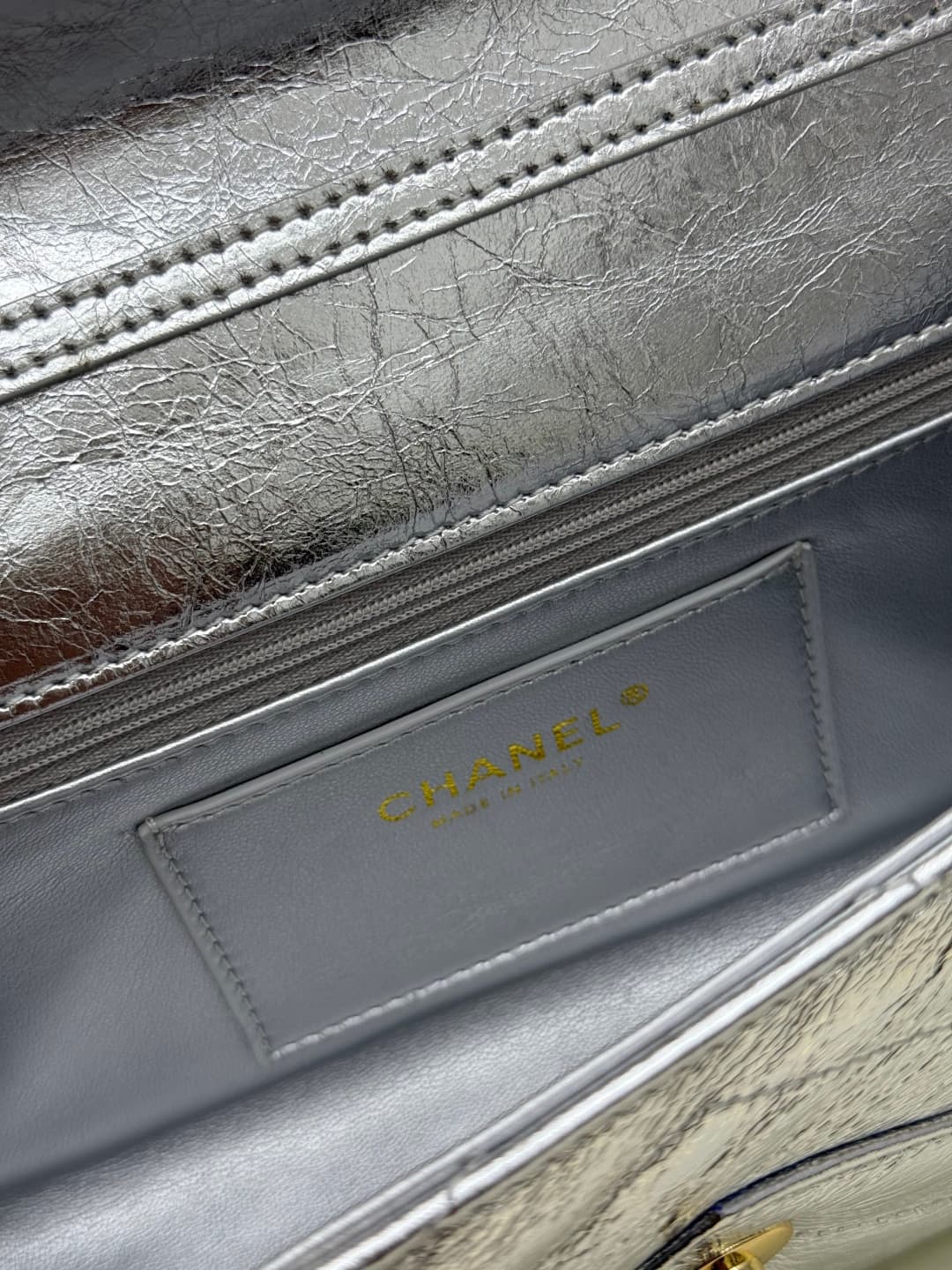 C724 The new OHANEL🚩🚩🚩26X collection/series handbag is a exquisite piece. It blends inspiration with classic brand elements to create a lightweight and practical design made of fine lamb leather🐑, bringing a festive vibe. It features the classic “double C — image 8