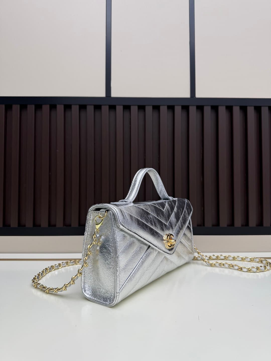 C724 The new OHANEL🚩🚩🚩26X collection/series handbag is a exquisite piece. It blends inspiration with classic brand elements to create a lightweight and practical design made of fine lamb leather🐑, bringing a festive vibe. It features the classic “double C — image 2