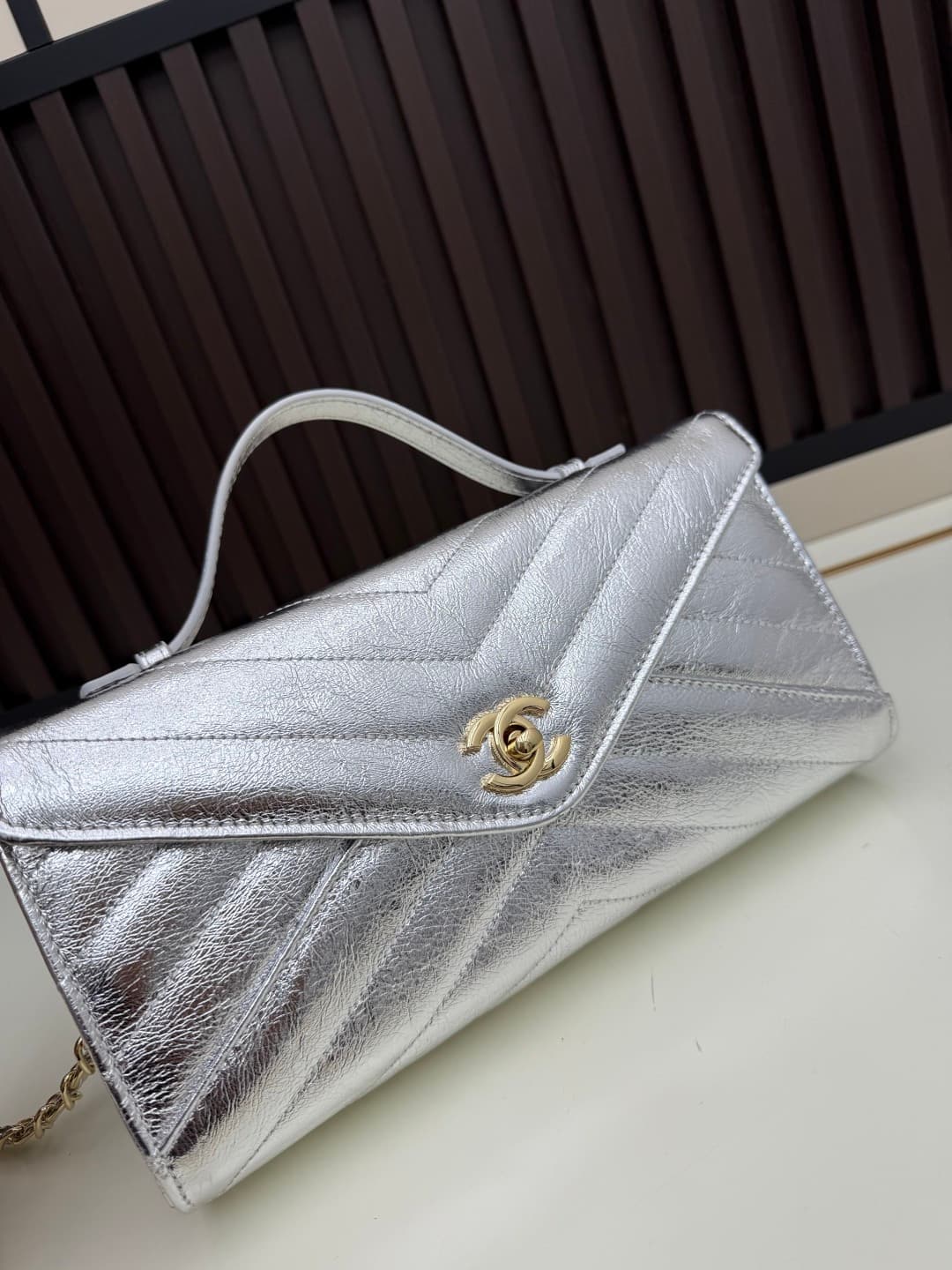 C724 The new OHANEL🚩🚩🚩26X collection/series handbag is a exquisite piece. It blends inspiration with classic brand elements to create a lightweight and practical design made of fine lamb leather🐑, bringing a festive vibe. It features the classic “double C — image 4