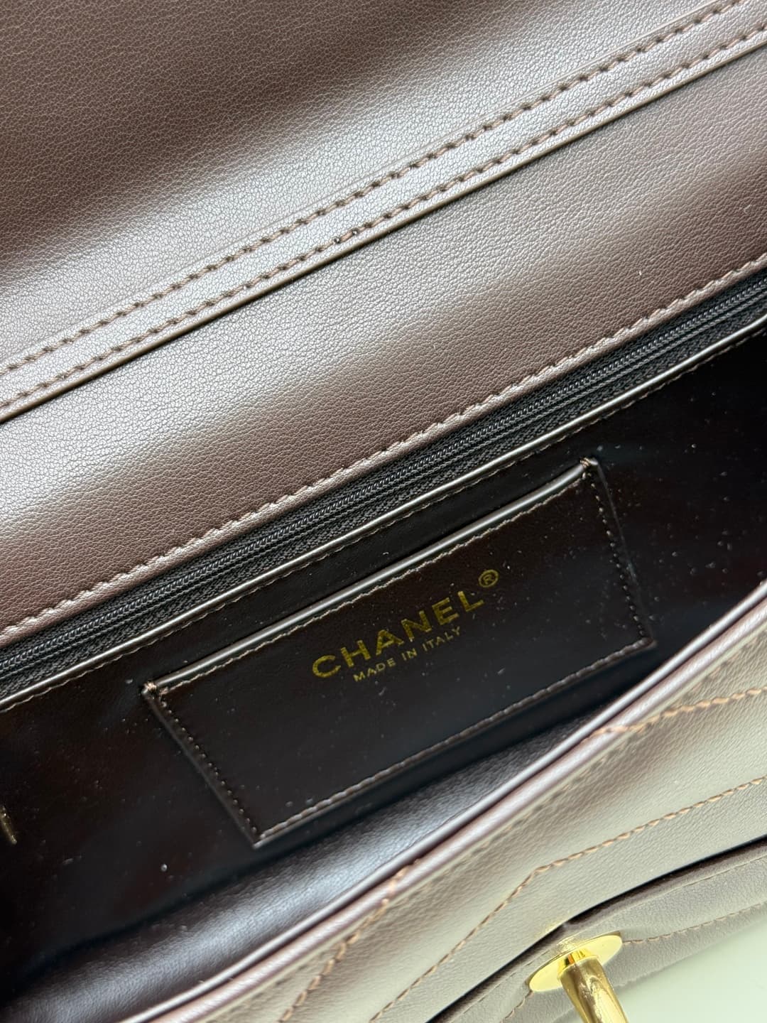 C723 The new OHANEL🚩🚩🚩26X collection/series handbag is a exquisite piece. Inspired by the classic elements of the brand, it features a lightweight and practical design made of delicate lamb leather🐑, bringing a festive vibe. It is adorned with the classic — image 8