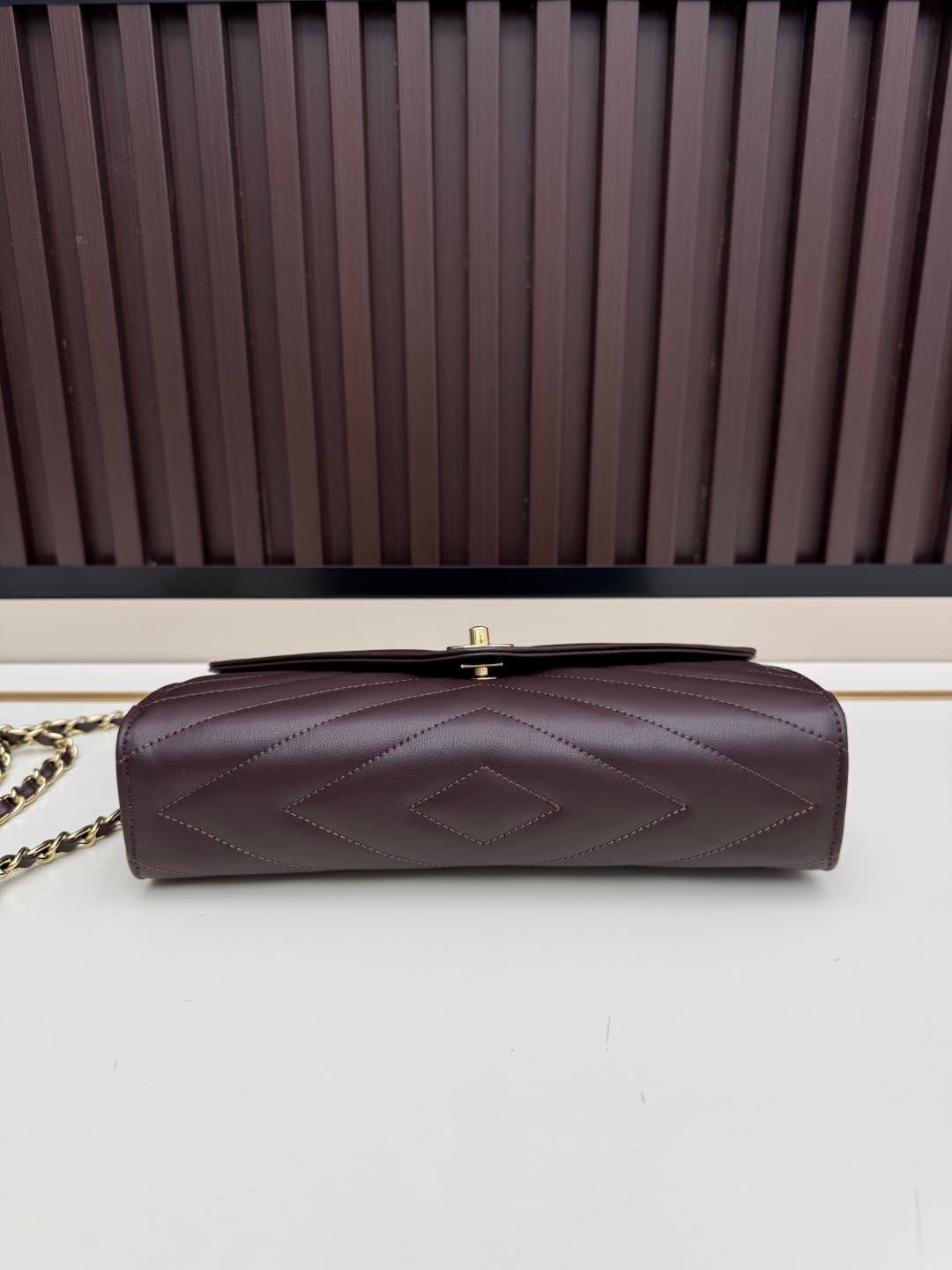 C723 The new OHANEL🚩🚩🚩26X collection/series handbag is a exquisite piece. Inspired by the classic elements of the brand, it features a lightweight and practical design made of delicate lamb leather🐑, bringing a festive vibe. It is adorned with the classic — image 6