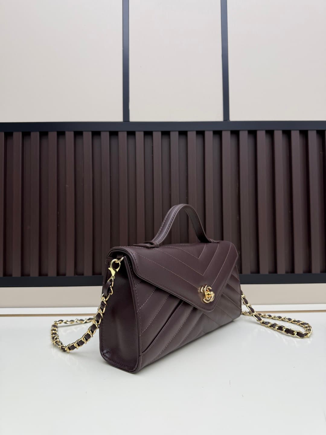 C723 The new OHANEL🚩🚩🚩26X collection/series handbag is a exquisite piece. Inspired by the classic elements of the brand, it features a lightweight and practical design made of delicate lamb leather🐑, bringing a festive vibe. It is adorned with the classic — image 2