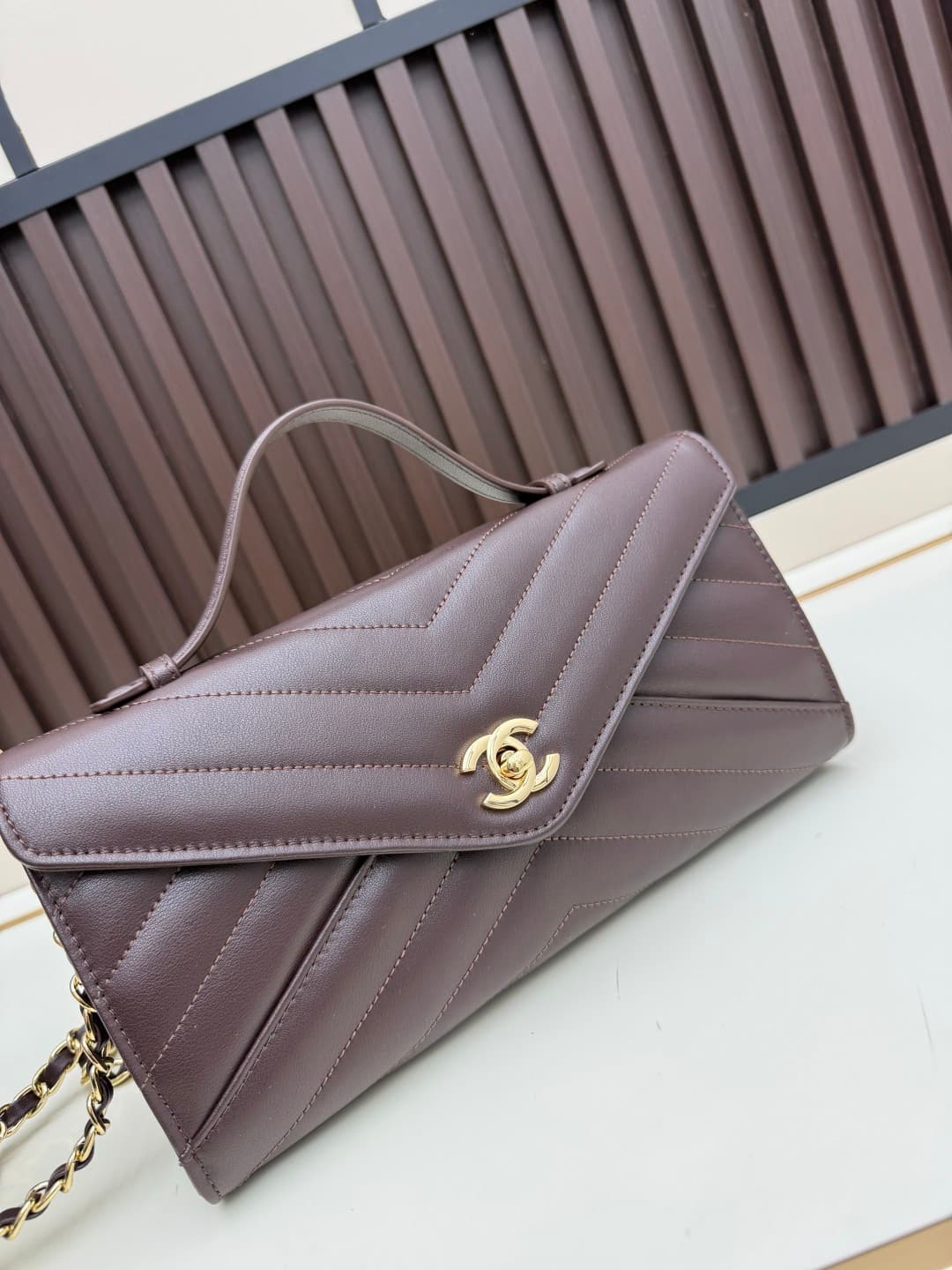 C723 The new OHANEL🚩🚩🚩26X collection/series handbag is a exquisite piece. Inspired by the classic elements of the brand, it features a lightweight and practical design made of delicate lamb leather🐑, bringing a festive vibe. It is adorned with the classic — image 4