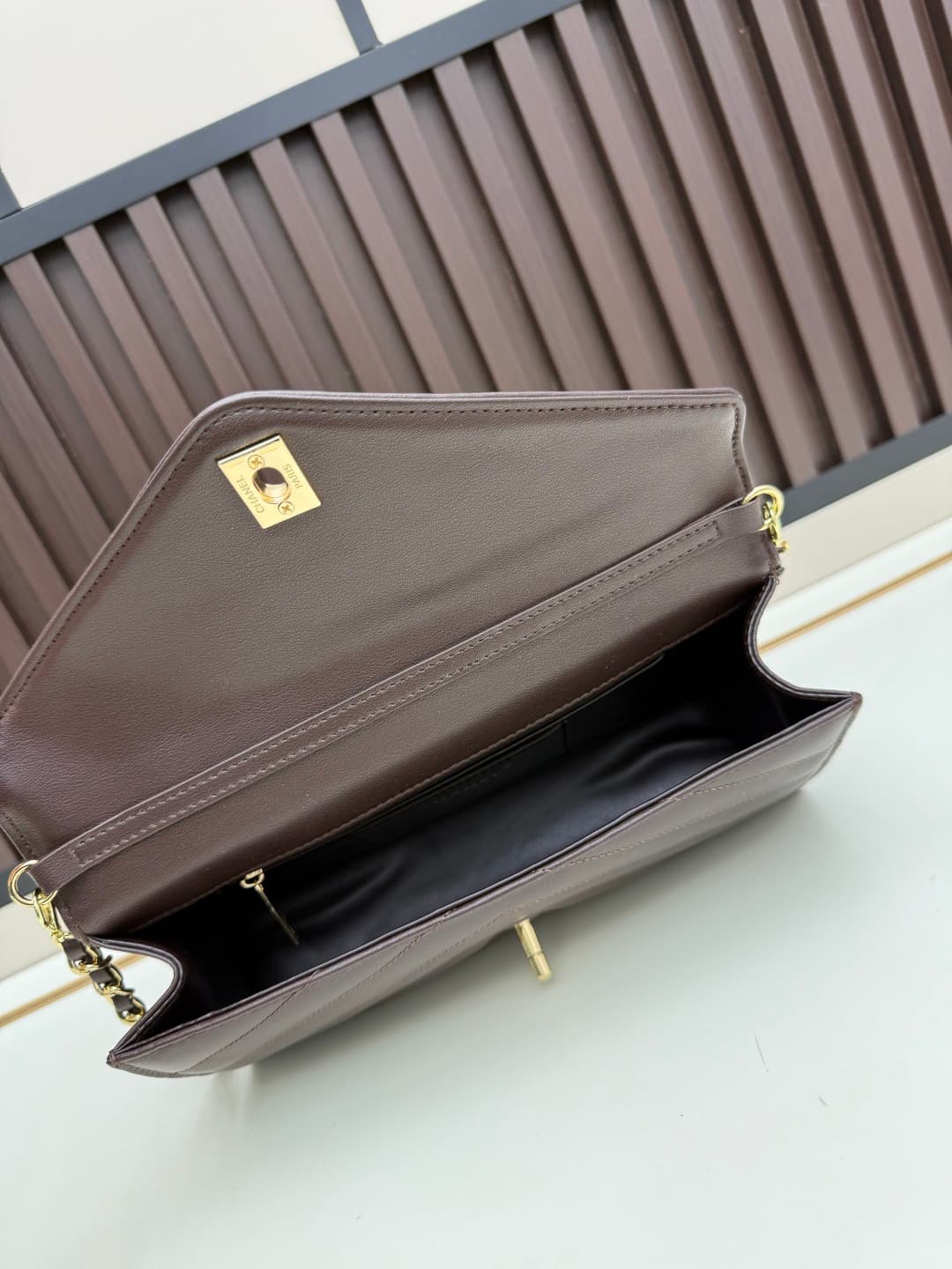 C723 The new OHANEL🚩🚩🚩26X collection/series handbag is a exquisite piece. Inspired by the classic elements of the brand, it features a lightweight and practical design made of delicate lamb leather🐑, bringing a festive vibe. It is adorned with the classic — image 7