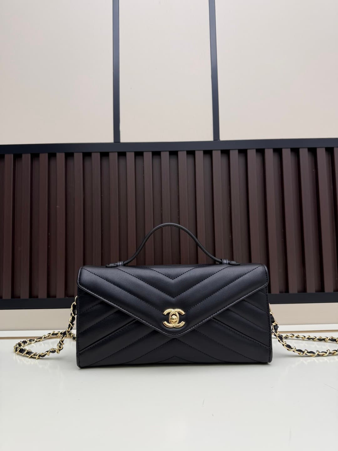 C721 The new OHANEL🚩🚩🚩26X collection/series handbag is a exquisite piece. It blends classic brand elements with inspiration, creating a lightweight and practical design made of fine lamb skin🐑 – bringing a festive vibe. It features the classic “double C”  — image 4