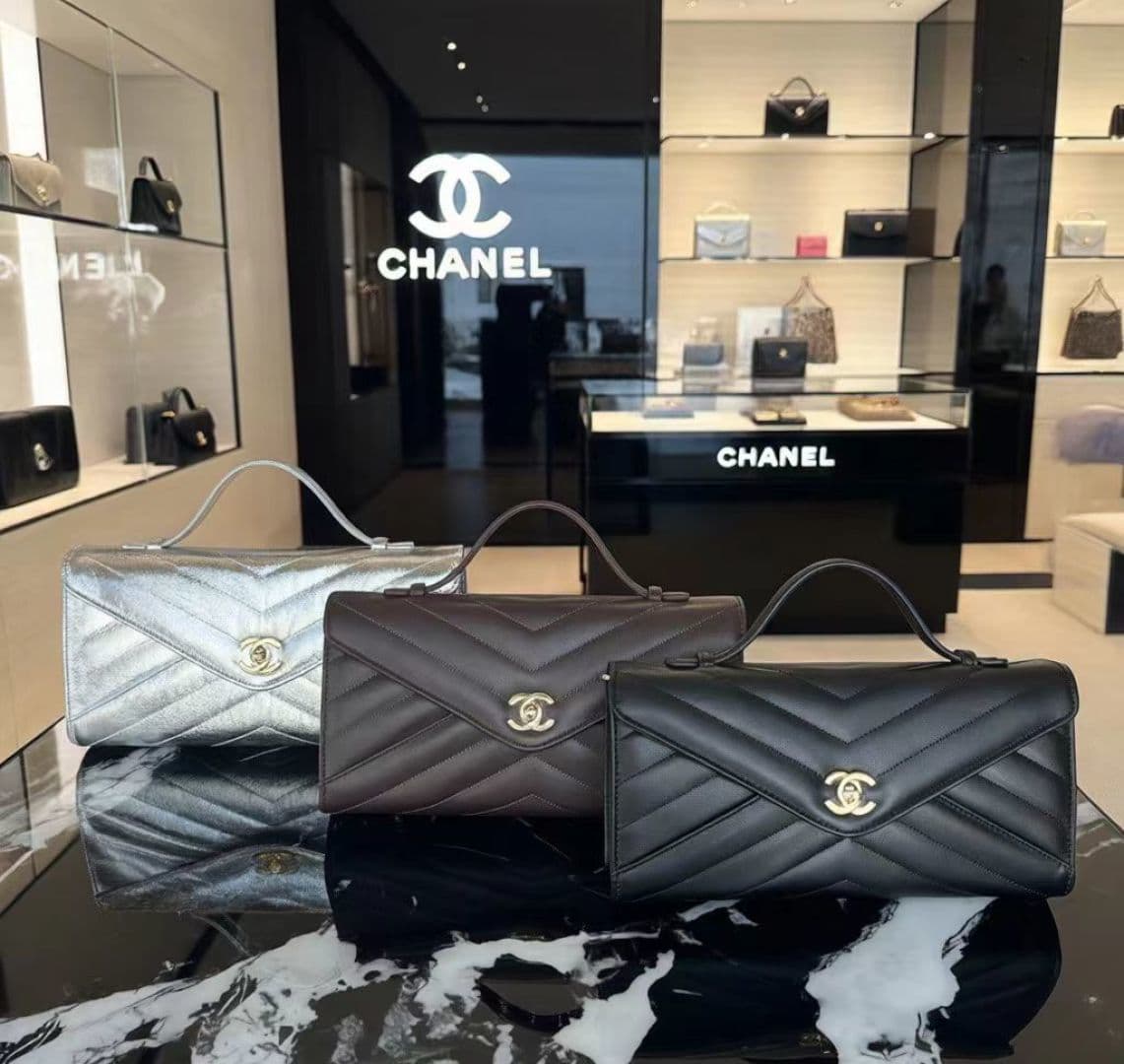 C721 The new OHANEL🚩🚩🚩26X collection/series handbag is a exquisite piece. It blends classic brand elements with inspiration, creating a lightweight and practical design made of fine lamb skin🐑 – bringing a festive vibe. It features the classic “double C”  — image 1