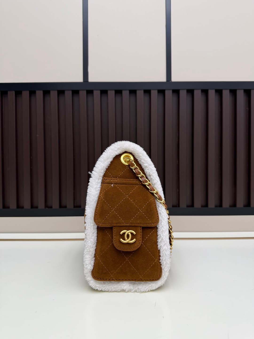 C691 New 💰 Chanel 25 handbag ||| The new “Chanel 25bag” is another “It Bag” after Chanel 22bag! Its design is classic and practical, incorporating the three iconic elements of the brand: chevron-stitched patterns, leather straps, and double C buckles. How — image 2