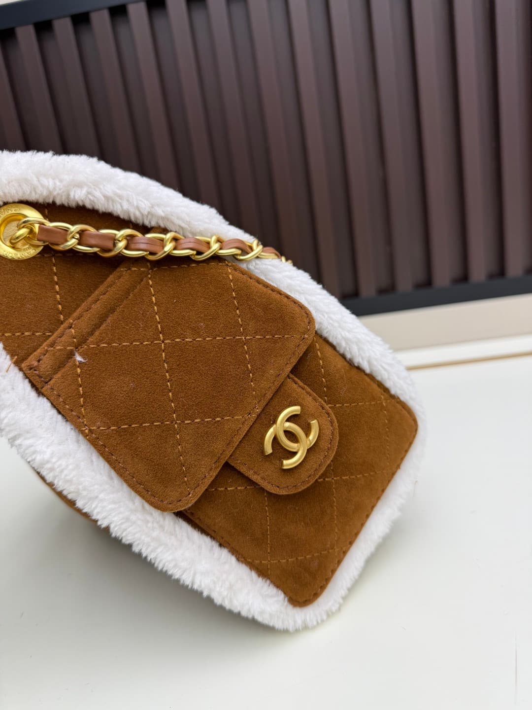 C691 New 💰 Chanel 25 handbag ||| The new “Chanel 25bag” is another “It Bag” after Chanel 22bag! Its design is classic and practical, incorporating the three iconic elements of the brand: chevron-stitched patterns, leather straps, and double C buckles. How — image 4