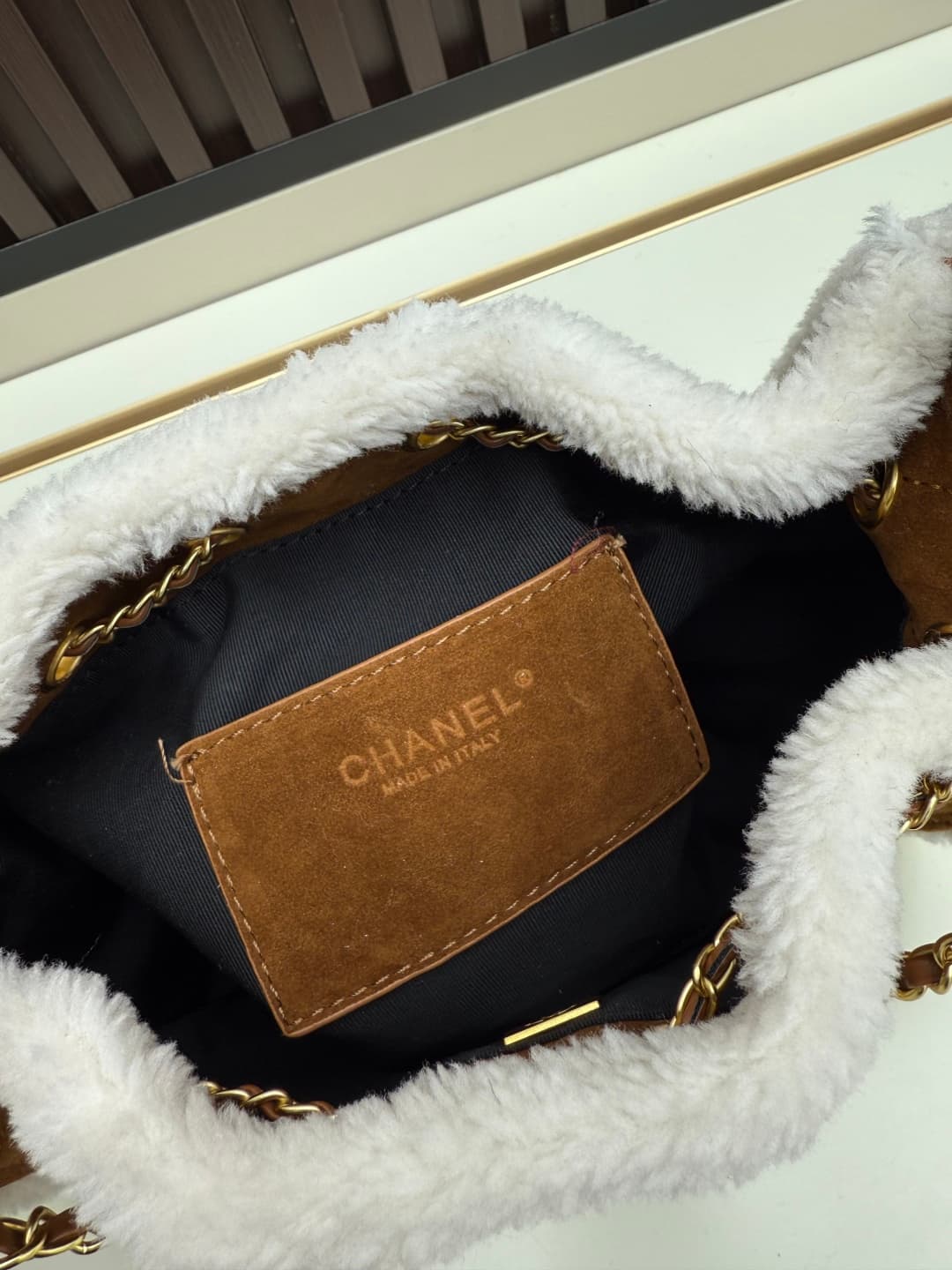 C691 New 💰 Chanel 25 handbag ||| The new “Chanel 25bag” is another “It Bag” after Chanel 22bag! Its design is classic and practical, incorporating the three iconic elements of the brand: chevron-stitched patterns, leather straps, and double C buckles. How — image 8