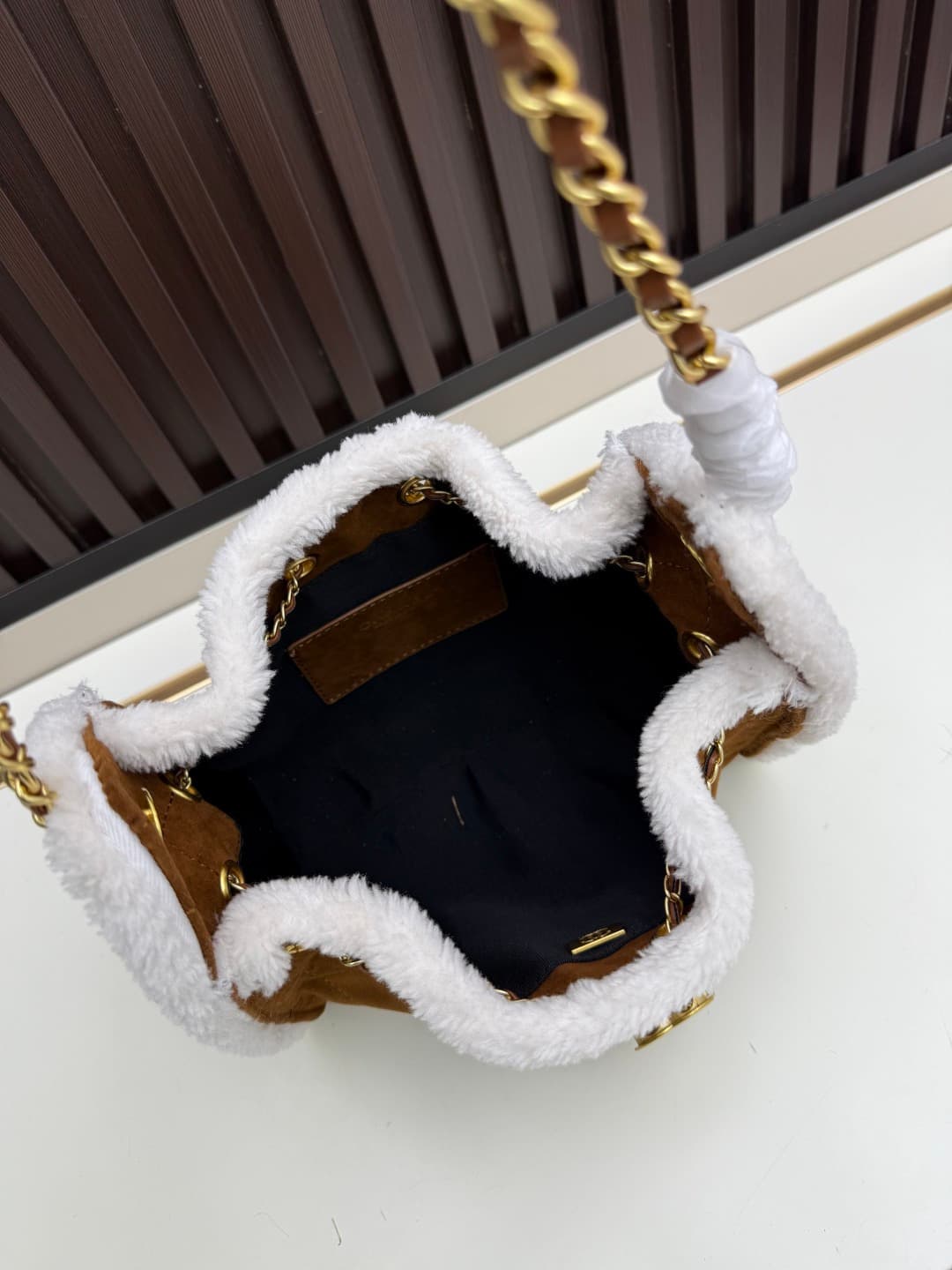 C691 New 💰 Chanel 25 handbag ||| The new “Chanel 25bag” is another “It Bag” after Chanel 22bag! Its design is classic and practical, incorporating the three iconic elements of the brand: chevron-stitched patterns, leather straps, and double C buckles. How — image 7
