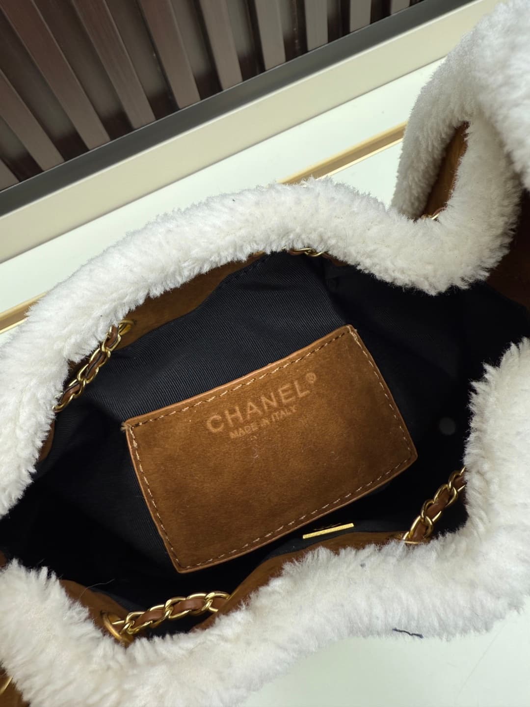 C688 New 💰 Chanel 25 handbag|||The new “Chanel 25bag” is another “It Bag” after Chanel 22bag! It features a classic and practical design, incorporating the three iconic elements of the brand: chevron-stitched pattern, leather straps, and double C buckles. — image 8