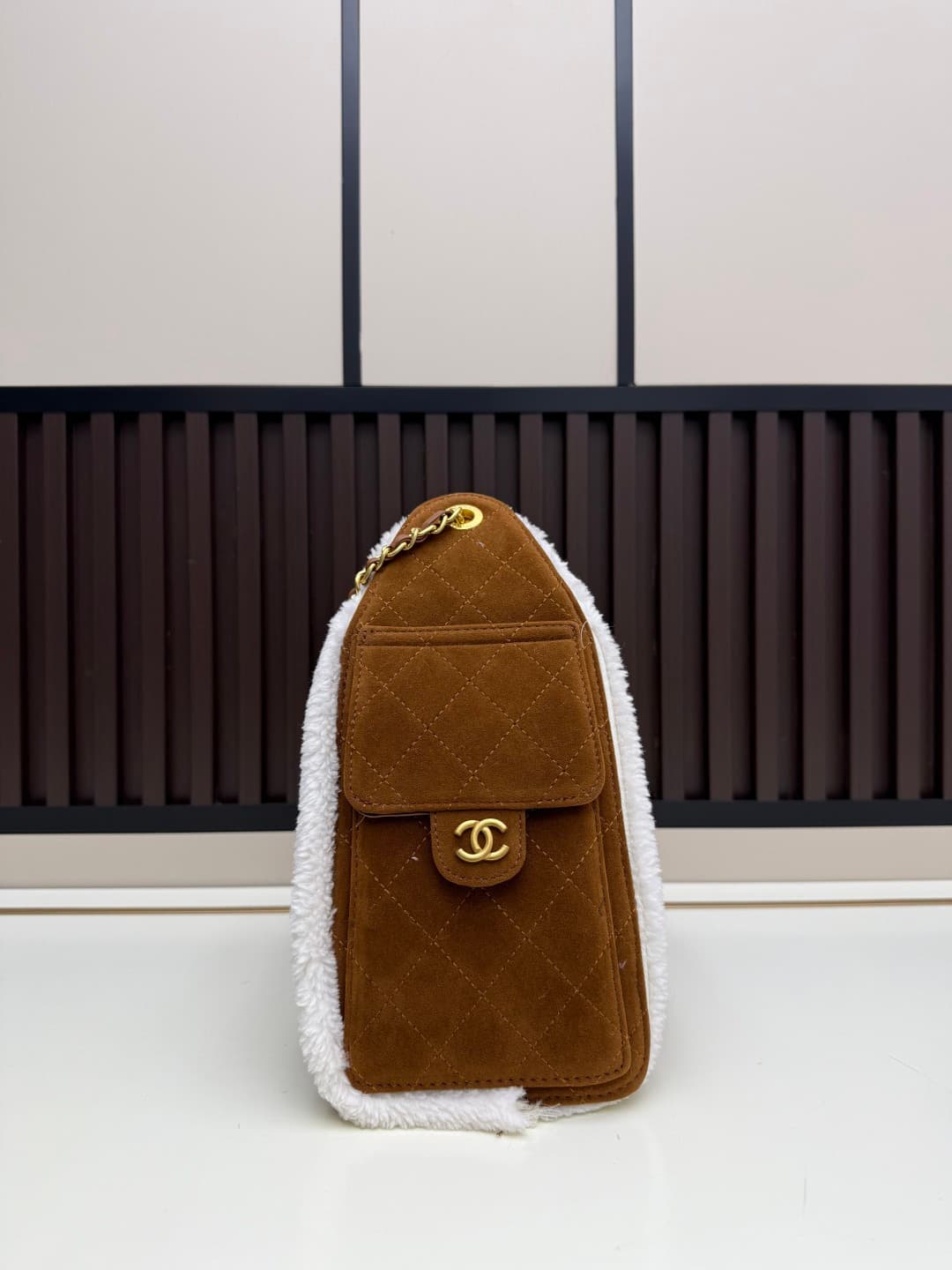 C688 New 💰 Chanel 25 handbag|||The new “Chanel 25bag” is another “It Bag” after Chanel 22bag! It features a classic and practical design, incorporating the three iconic elements of the brand: chevron-stitched pattern, leather straps, and double C buckles. — image 2