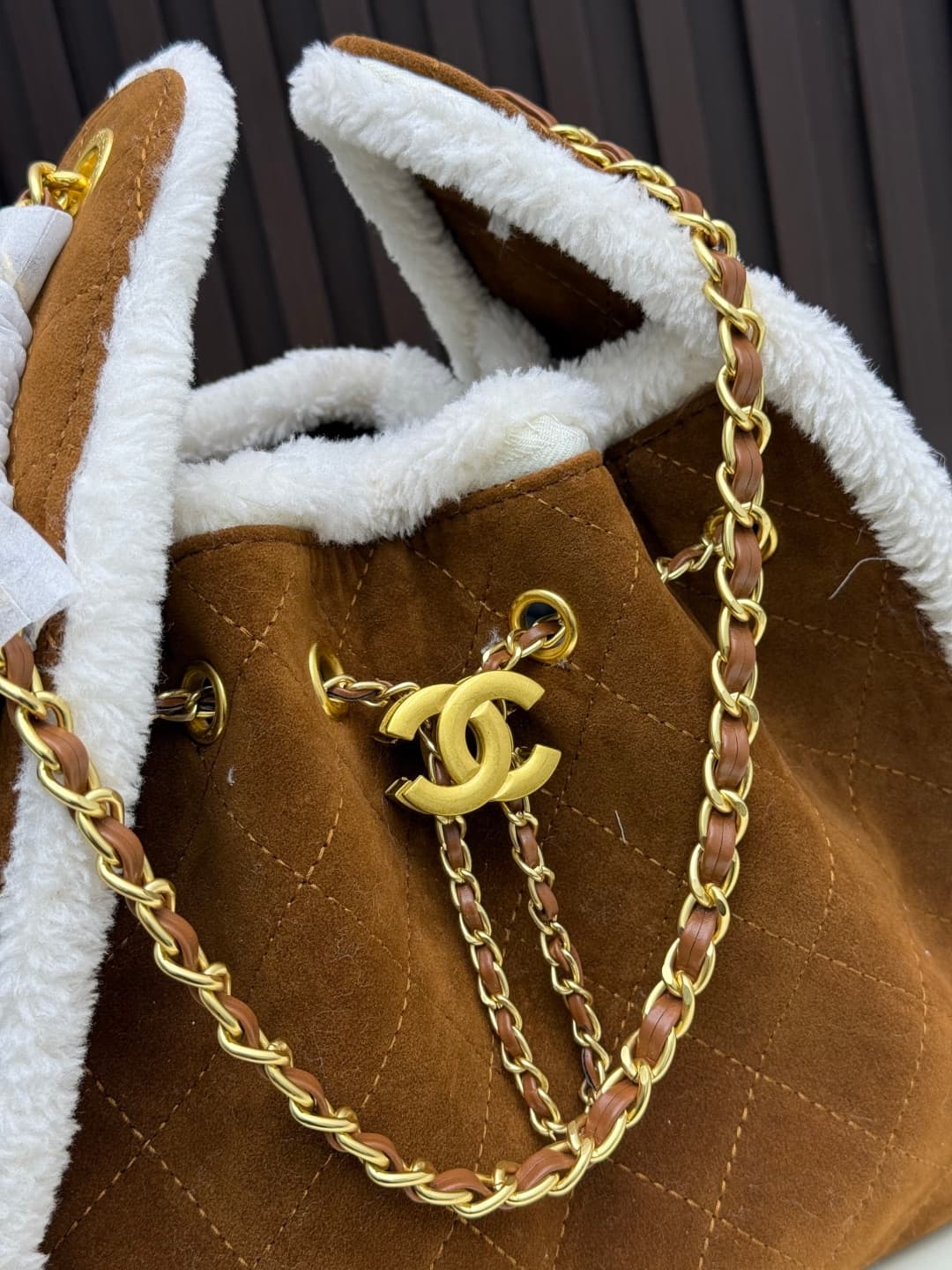 C688 New 💰 Chanel 25 handbag|||The new “Chanel 25bag” is another “It Bag” after Chanel 22bag! It features a classic and practical design, incorporating the three iconic elements of the brand: chevron-stitched pattern, leather straps, and double C buckles. — image 5