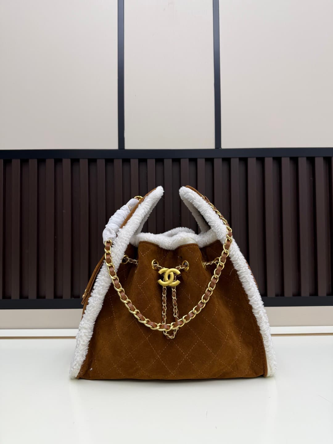 C688 New 💰 Chanel 25 handbag|||The new “Chanel 25bag” is another “It Bag” after Chanel 22bag! It features a classic and practical design, incorporating the three iconic elements of the brand: chevron-stitched pattern, leather straps, and double C buckles. — image 1