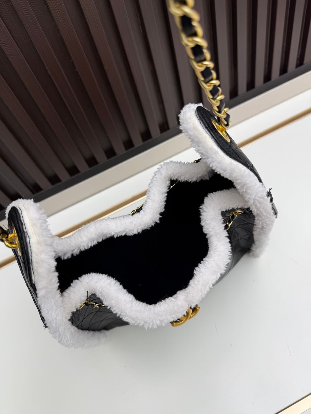 C687 New 💰 Chanel 25 handbag|||The new “Chanel 25bag” is another “It Bag” after Chanel 22bag! It features a classic and practical design, incorporating the three iconic elements of the brand: chevron-stitched pattern, leather strap, and double C buckle. H — image 7