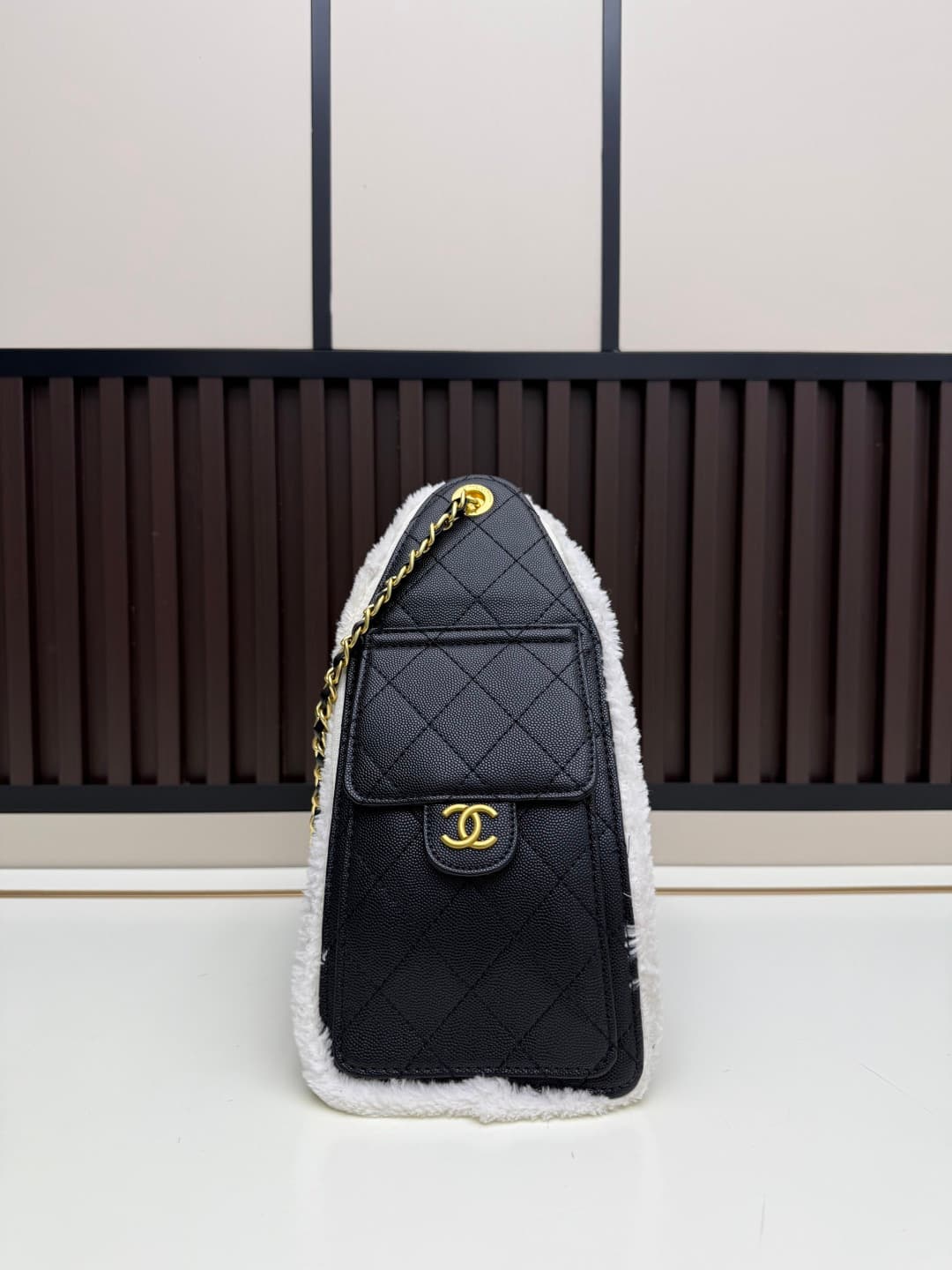 C687 New 💰 Chanel 25 handbag|||The new “Chanel 25bag” is another “It Bag” after Chanel 22bag! It features a classic and practical design, incorporating the three iconic elements of the brand: chevron-stitched pattern, leather strap, and double C buckle. H — image 2