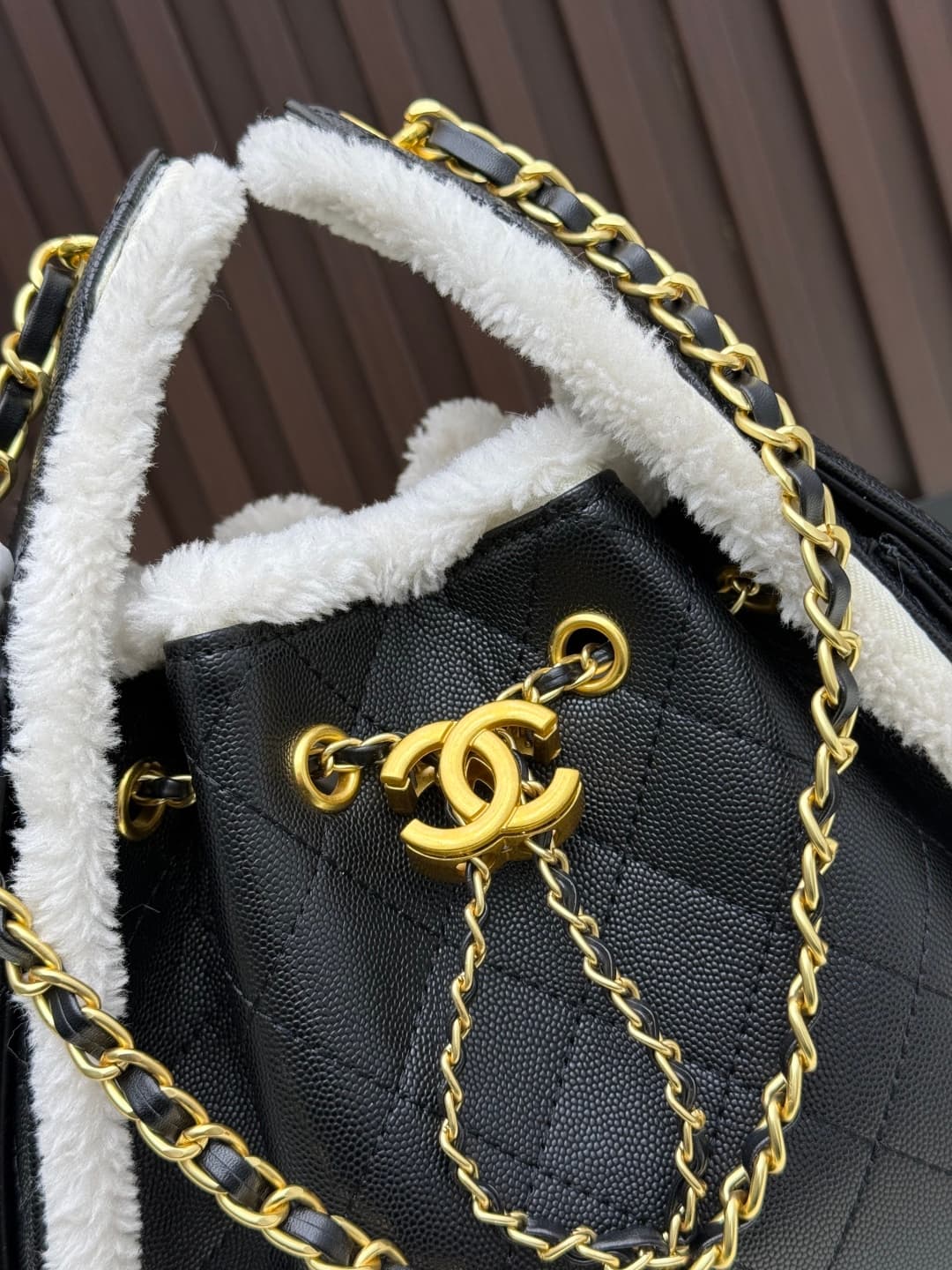 C687 New 💰 Chanel 25 handbag|||The new “Chanel 25bag” is another “It Bag” after Chanel 22bag! It features a classic and practical design, incorporating the three iconic elements of the brand: chevron-stitched pattern, leather strap, and double C buckle. H — image 4