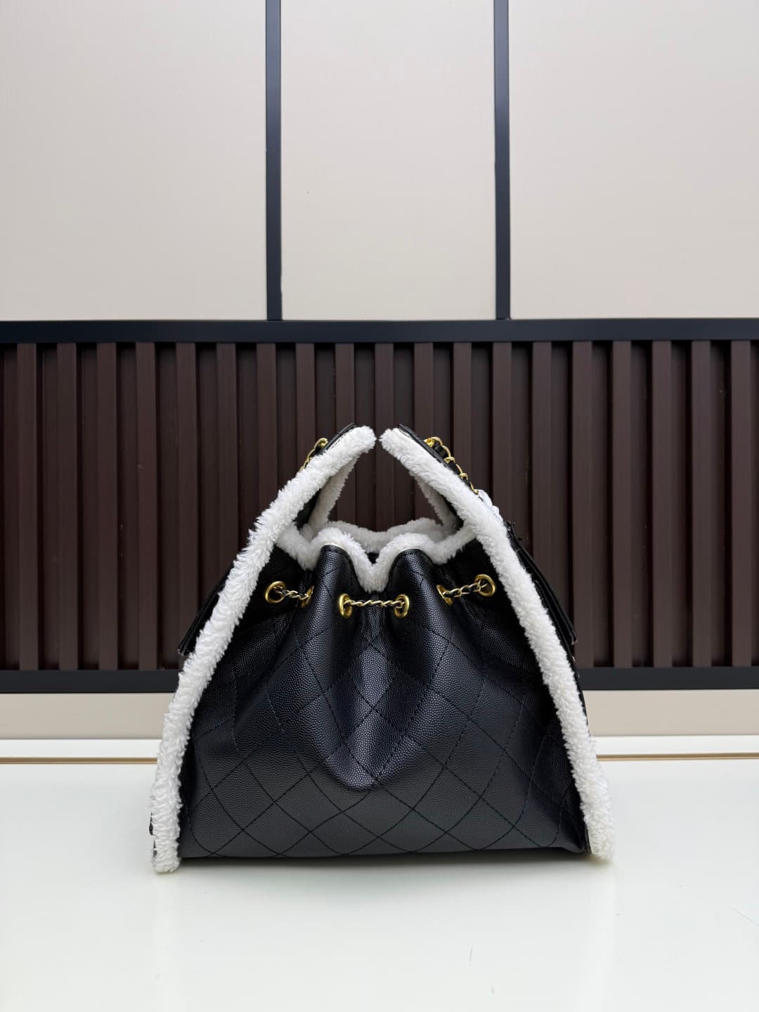 C687 New 💰 Chanel 25 handbag|||The new “Chanel 25bag” is another “It Bag” after Chanel 22bag! It features a classic and practical design, incorporating the three iconic elements of the brand: chevron-stitched pattern, leather strap, and double C buckle. H — image 3
