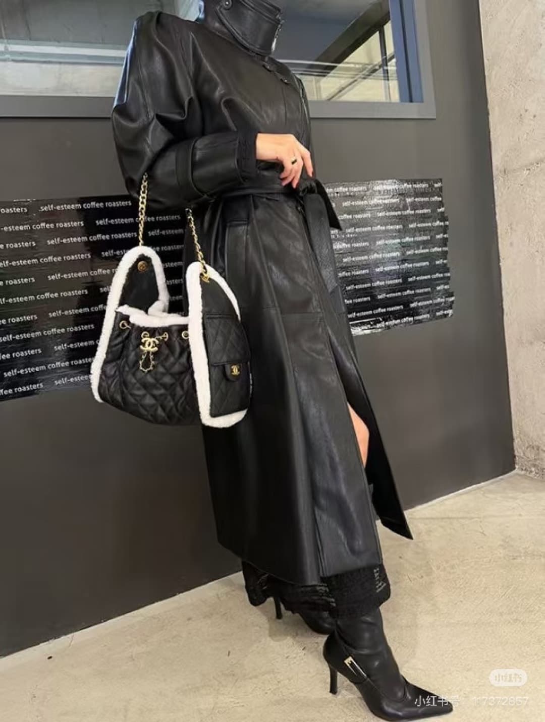 C685 New 💰 Chanel 25 handbag|||The new “Chanel 25bag” is another “It Bag” after Chanel 22bag! It has a classic and practical design, retaining the three iconic elements of the brand: chevron-stitched patterns, leather straps, and double C buckles. However — image 6