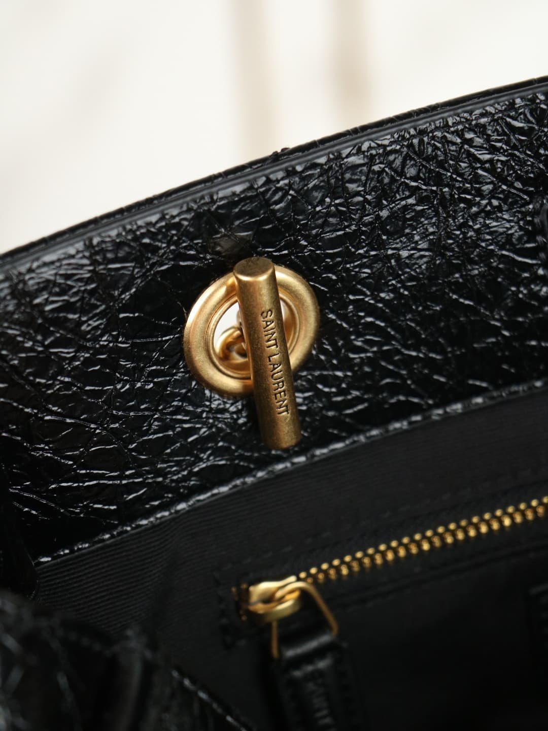 C8649 New Small Size Vintage/Retro Black Leather with Gold🌈 Saint Laurent Niki small-sized tote bag, black and gold color style is incredibly stylish! Made of oiled leather, with natural wrinkles on the surface, giving a soft and durable feel. Metal chain — image 7