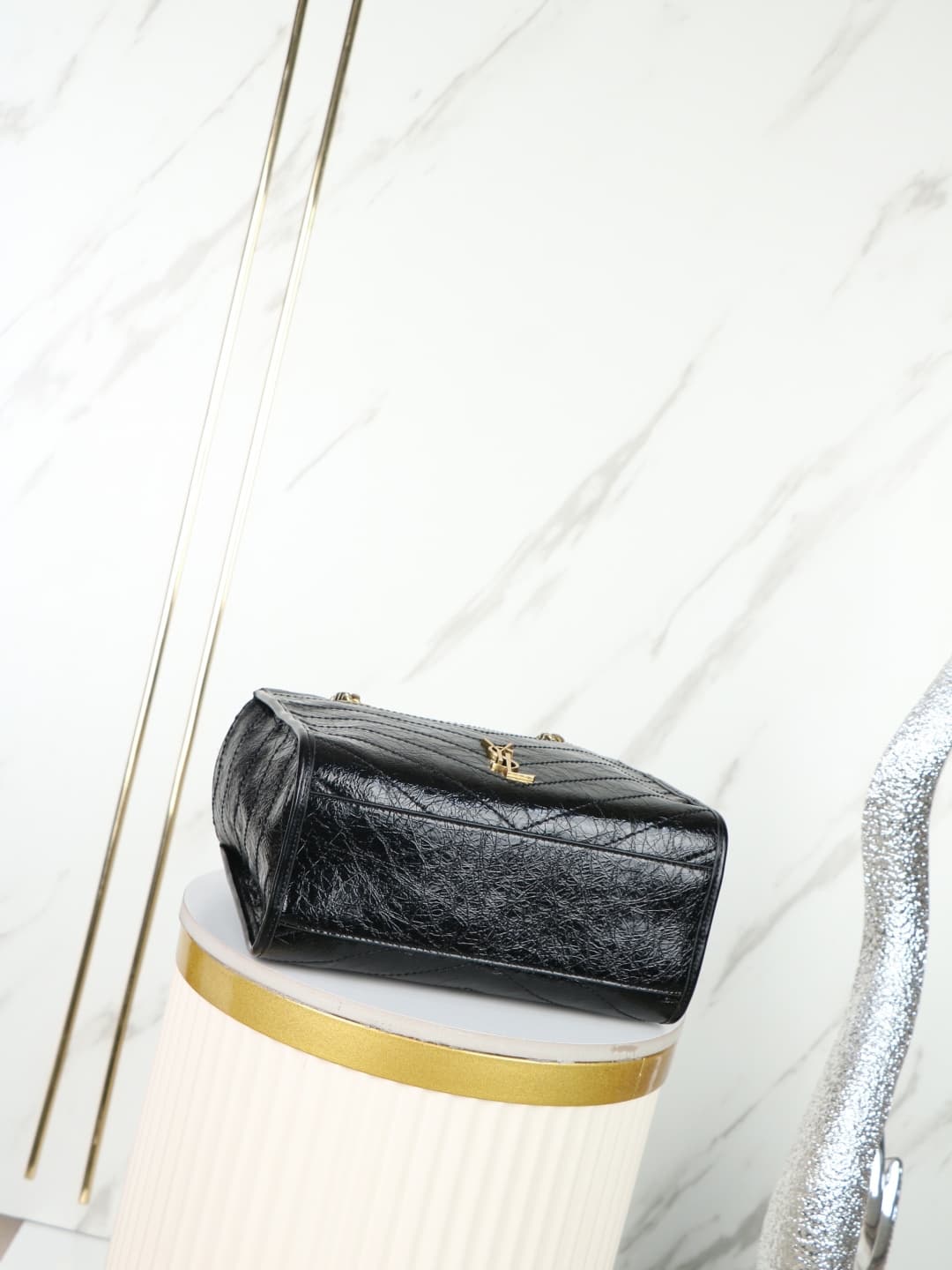 C8649 New Small Size Vintage/Retro Black Leather with Gold🌈 Saint Laurent Niki small-sized tote bag, black and gold color style is incredibly stylish! Made of oiled leather, with natural wrinkles on the surface, giving a soft and durable feel. Metal chain — image 4