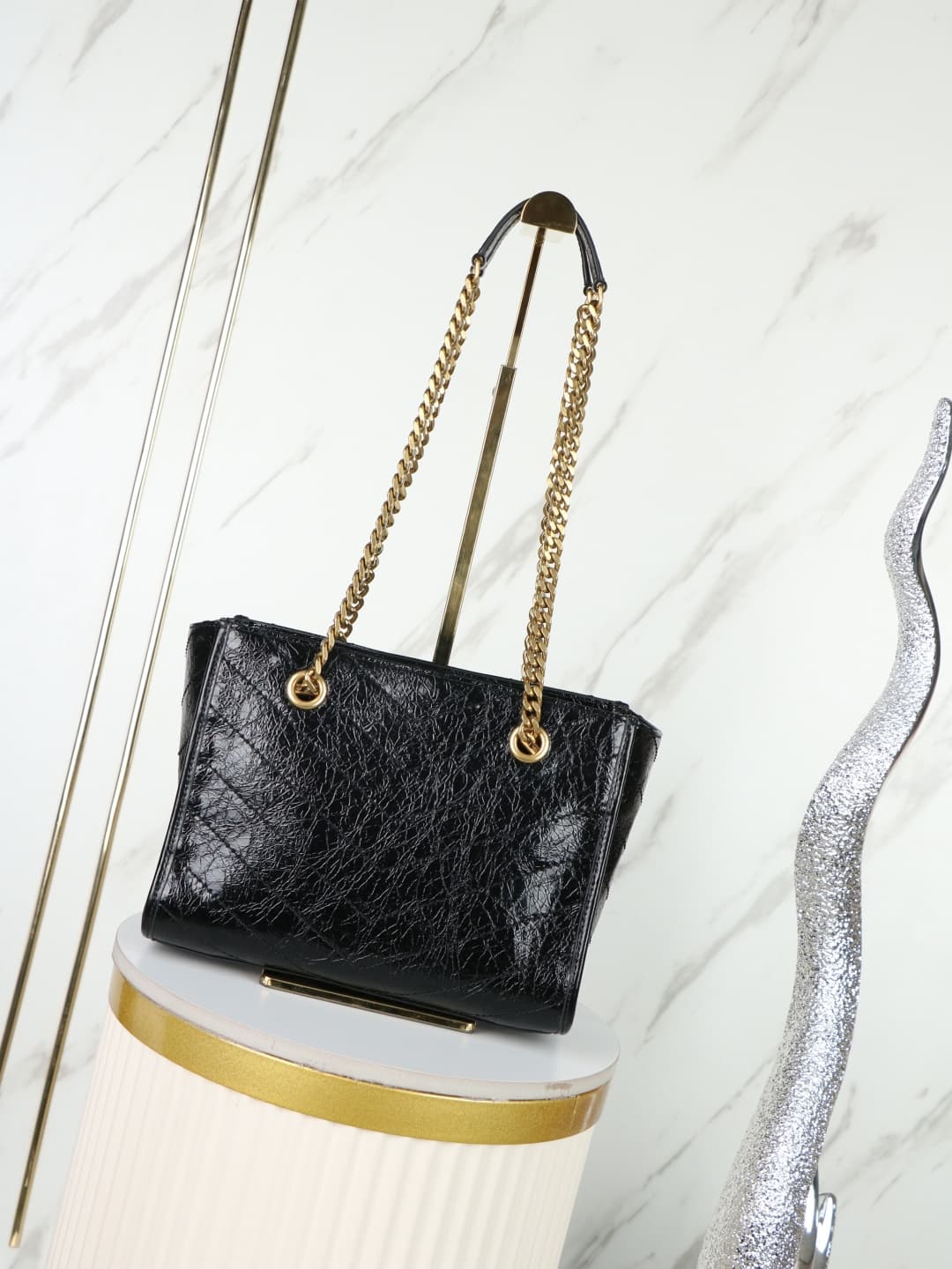 C8649 New Small Size Vintage/Retro Black Leather with Gold🌈 Saint Laurent Niki small-sized tote bag, black and gold color style is incredibly stylish! Made of oiled leather, with natural wrinkles on the surface, giving a soft and durable feel. Metal chain — image 2