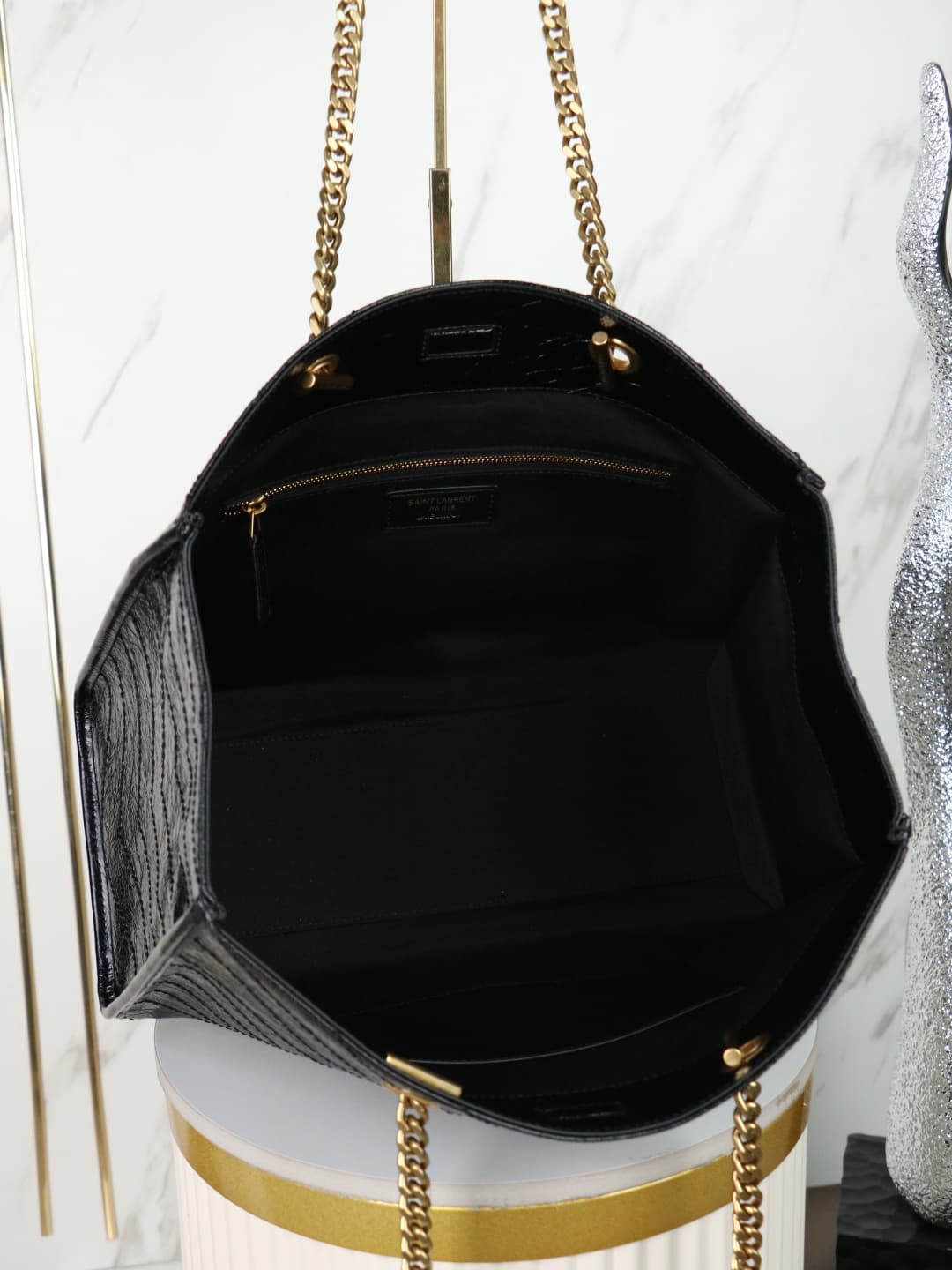 C8648 Vintage/retro large size oil-waxed black leather with gold🌈 Saint Laurent Niki large shopping bag – the black-gold color scheme is incredibly stylish! Made of oil-waxed leather, with natural wrinkles on the surface, it feels soft and durable. Metal  — image 6