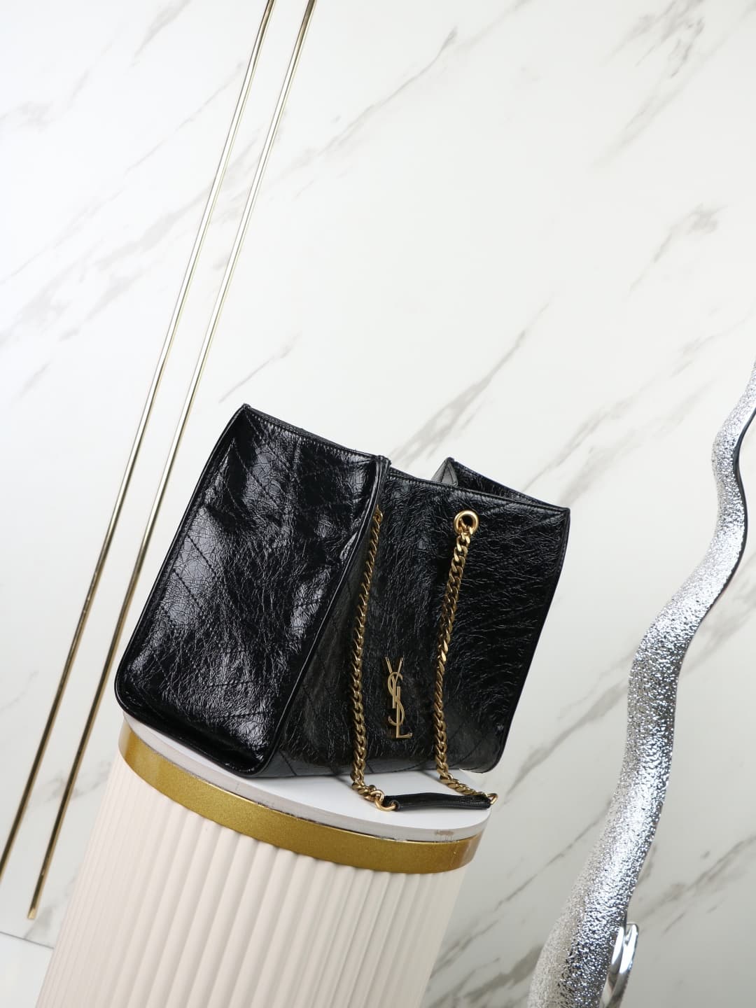 C8648 Vintage/retro large size oil-waxed black leather with gold🌈 Saint Laurent Niki large shopping bag – the black-gold color scheme is incredibly stylish! Made of oil-waxed leather, with natural wrinkles on the surface, it feels soft and durable. Metal  — image 5