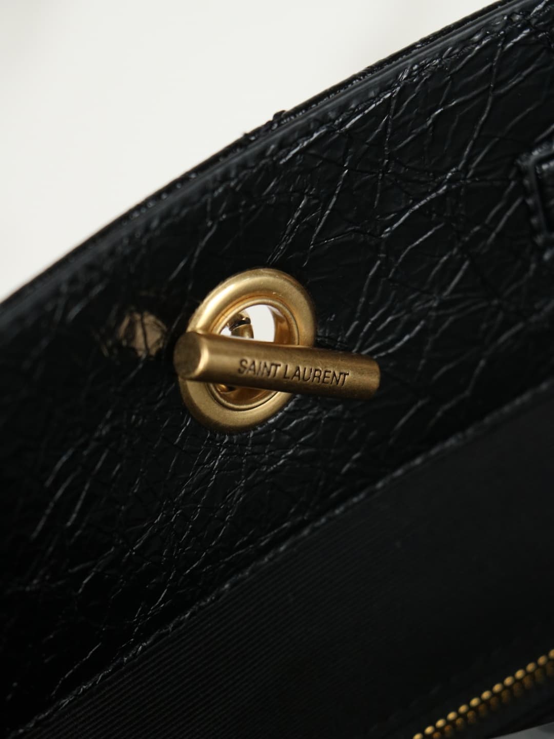 C8648 Vintage/retro large size oil-waxed black leather with gold🌈 Saint Laurent Niki large shopping bag – the black-gold color scheme is incredibly stylish! Made of oil-waxed leather, with natural wrinkles on the surface, it feels soft and durable. Metal  — image 8