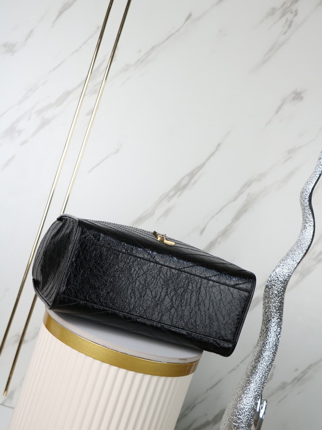 C8648 Vintage/retro large size oil-waxed black leather with gold🌈 Saint Laurent Niki large shopping bag – the black-gold color scheme is incredibly stylish! Made of oil-waxed leather, with natural wrinkles on the surface, it feels soft and durable. Metal  — image 3