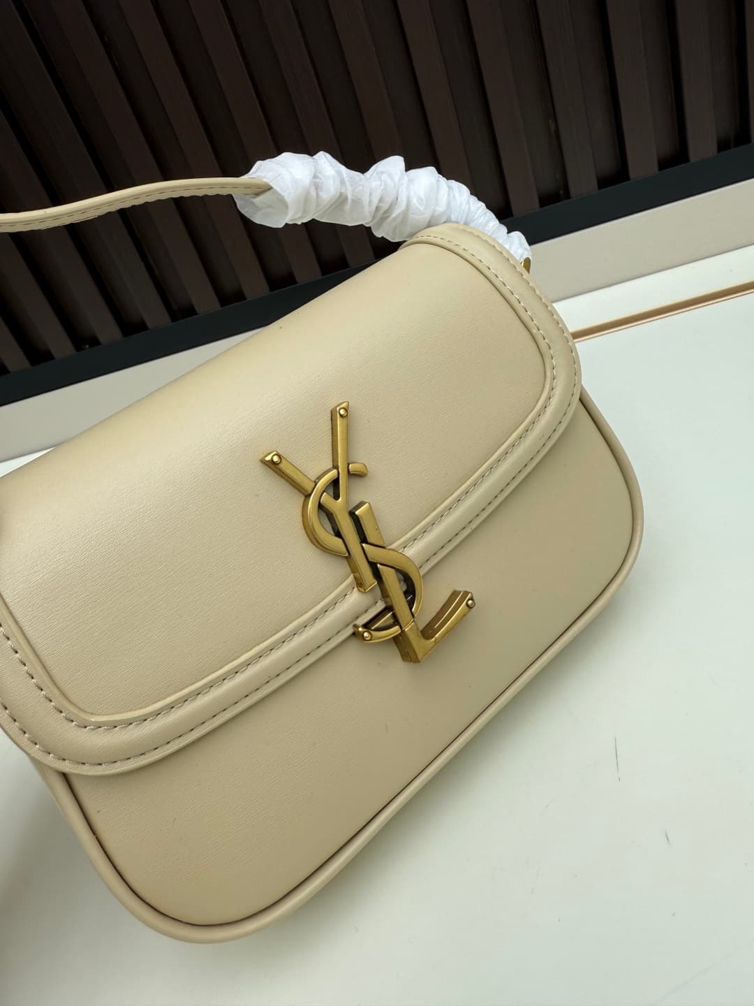 C8674 The new small-sized packaging boxes of Saint Laurent are timeless – only by wearing them can you truly understand what it means to be timeless. It’s no exaggeration; Saint Laurent’s black bags are those types of items that create a strong, impactful — image 4
