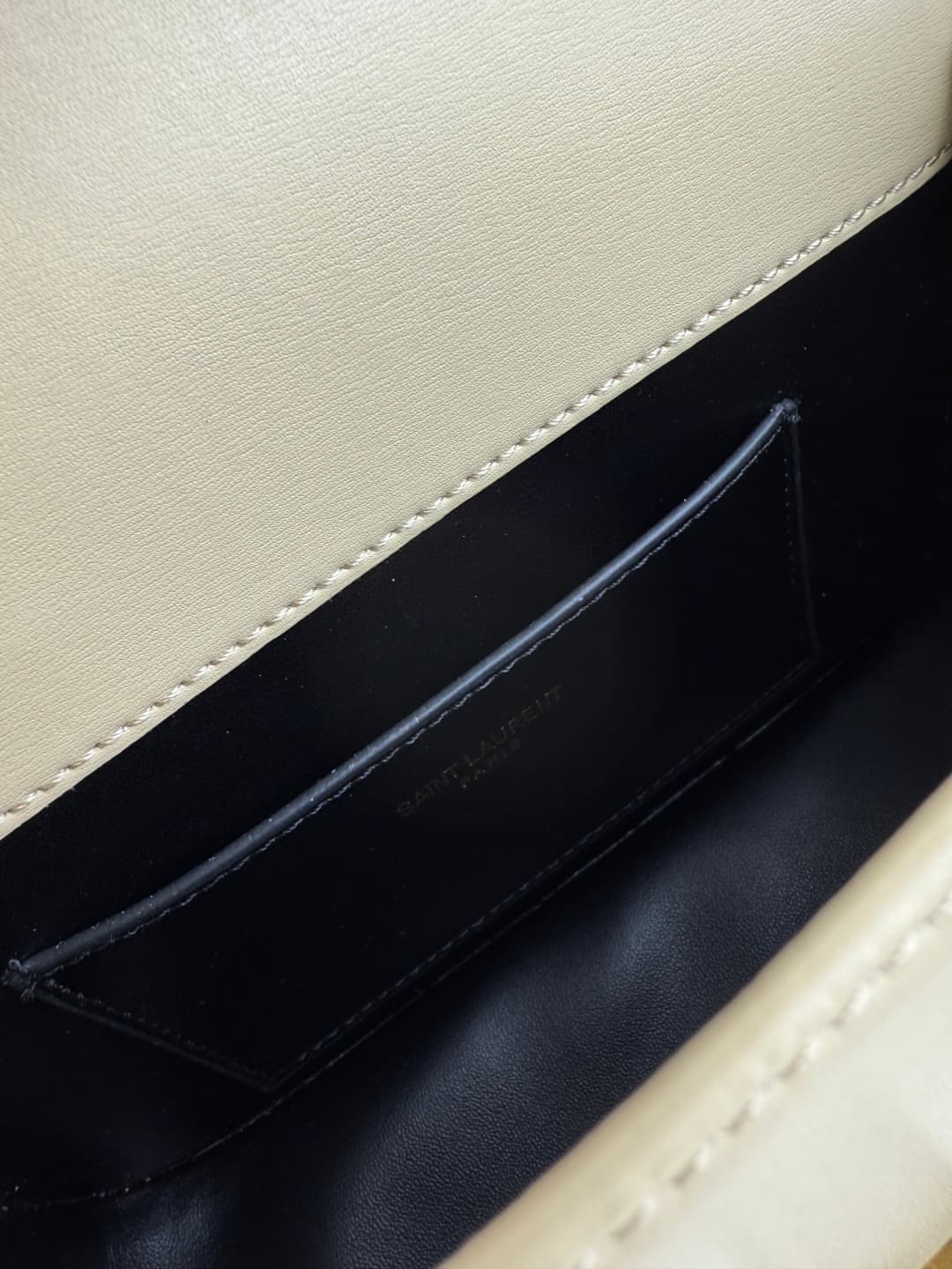 C8674 The new small-sized packaging boxes of Saint Laurent are timeless – only by wearing them can you truly understand what it means to be timeless. It’s no exaggeration; Saint Laurent’s black bags are those types of items that create a strong, impactful — image 8